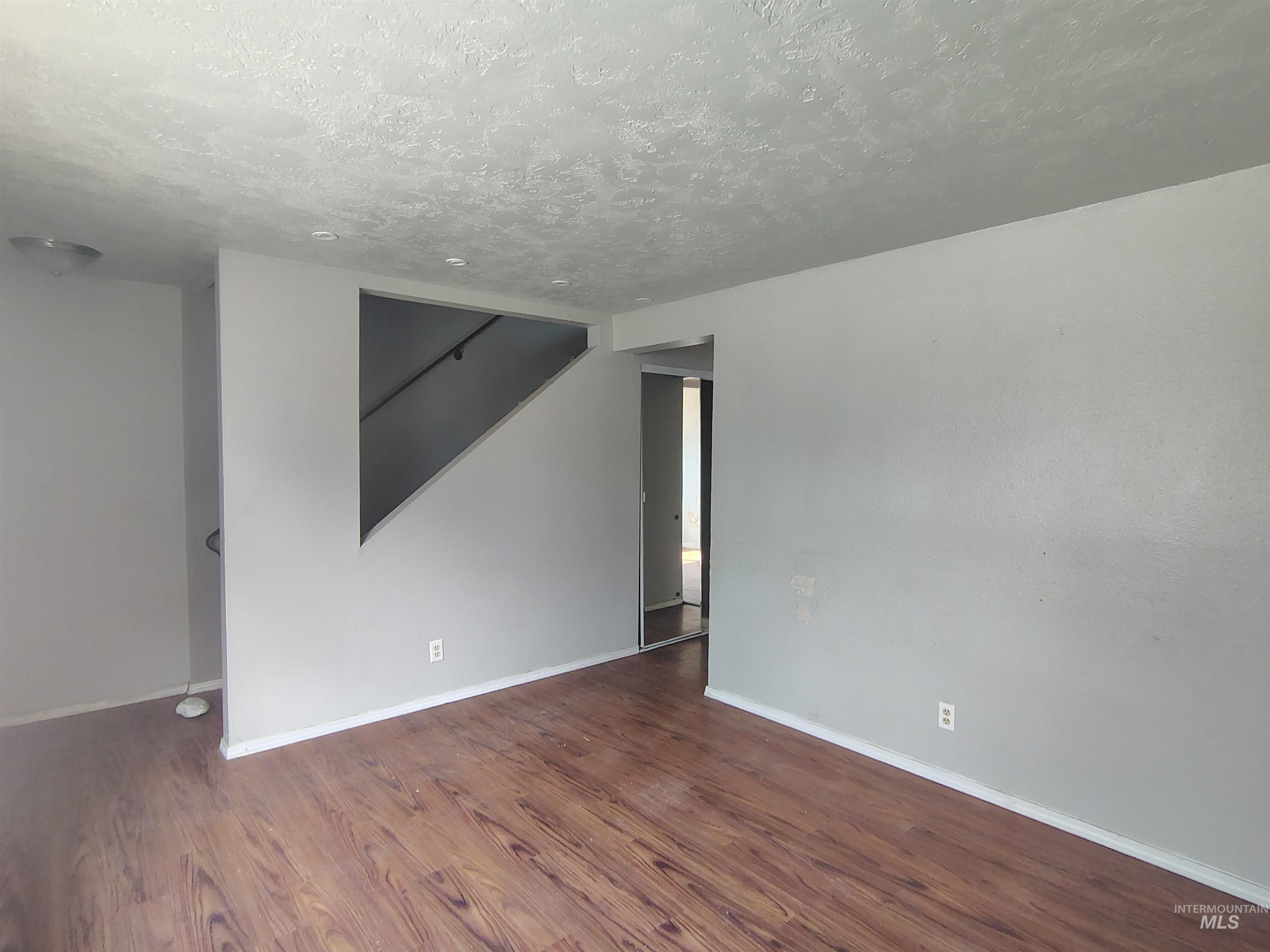 647 Brookside Ct Property Photo 3