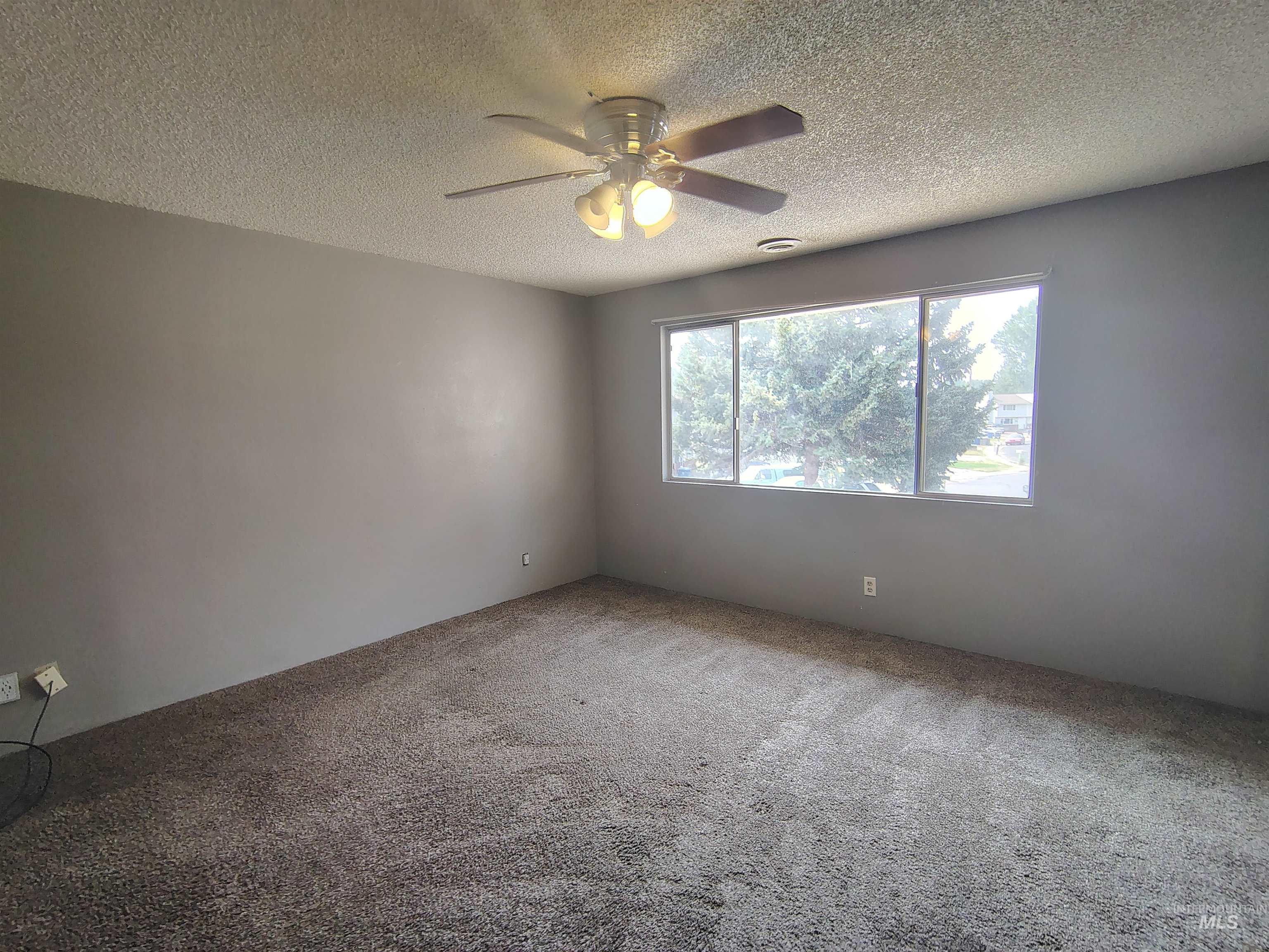 647 Brookside Ct Property Photo 4