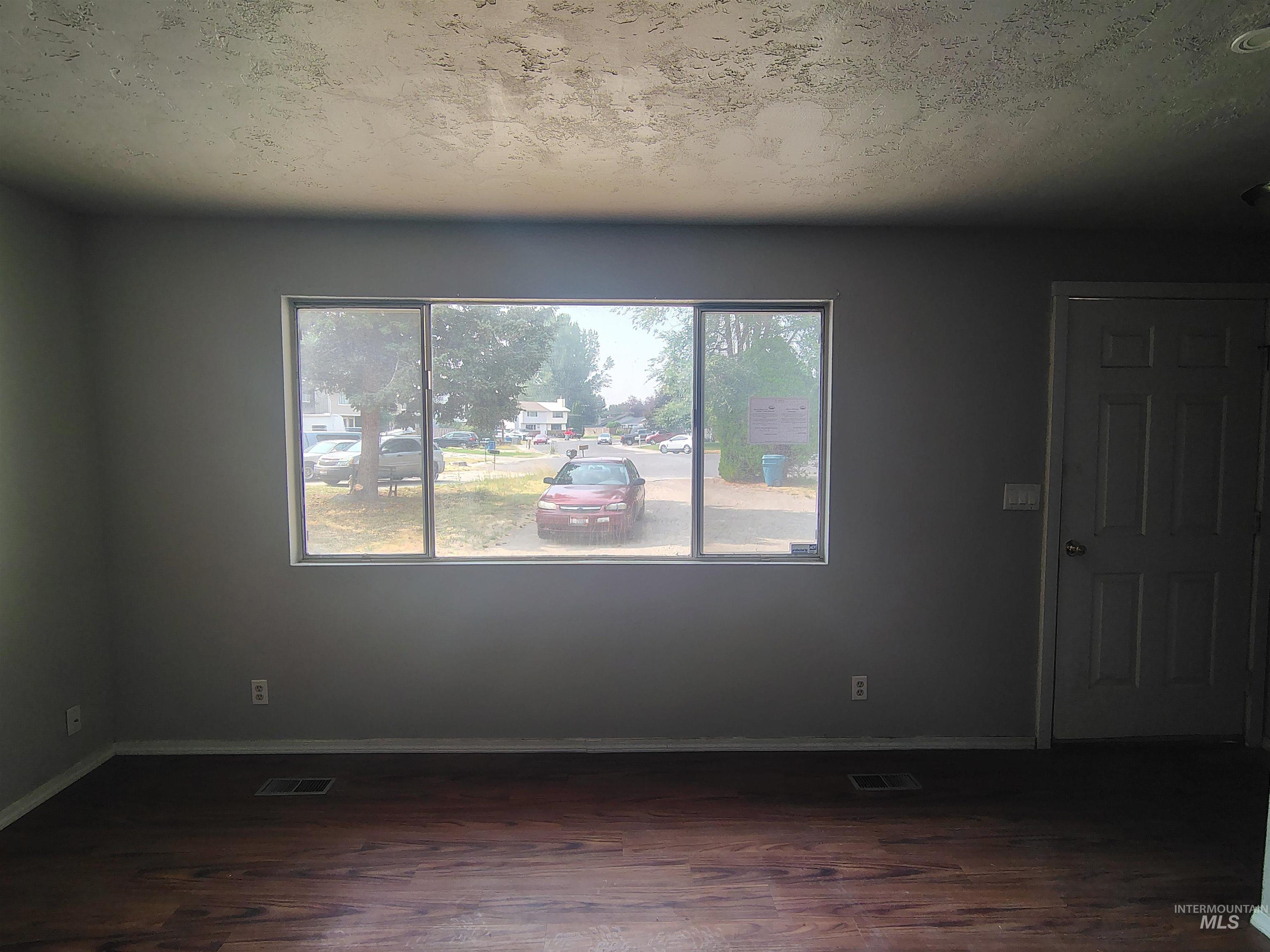 647 Brookside Ct Property Photo 5