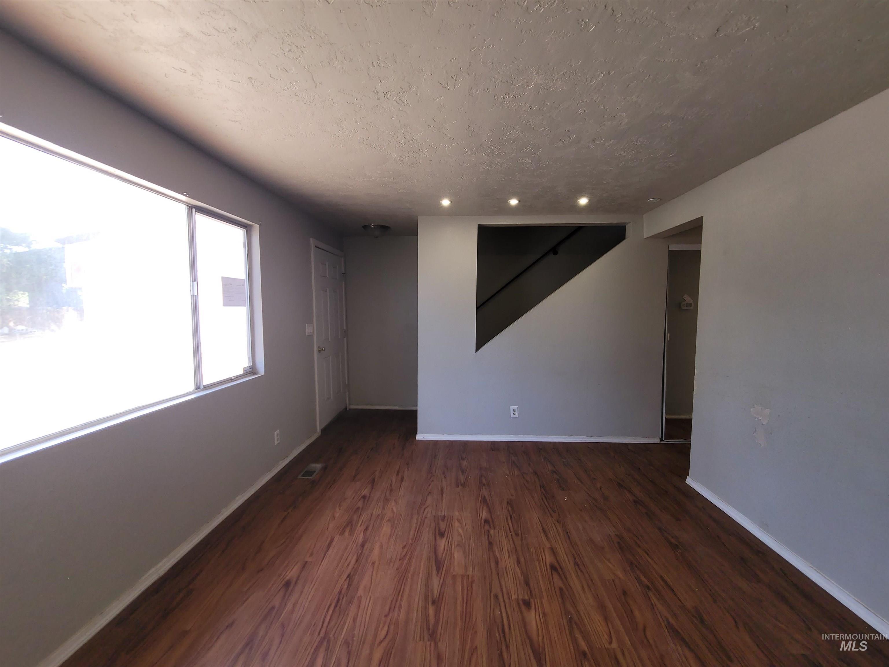 647 Brookside Ct Property Photo 6