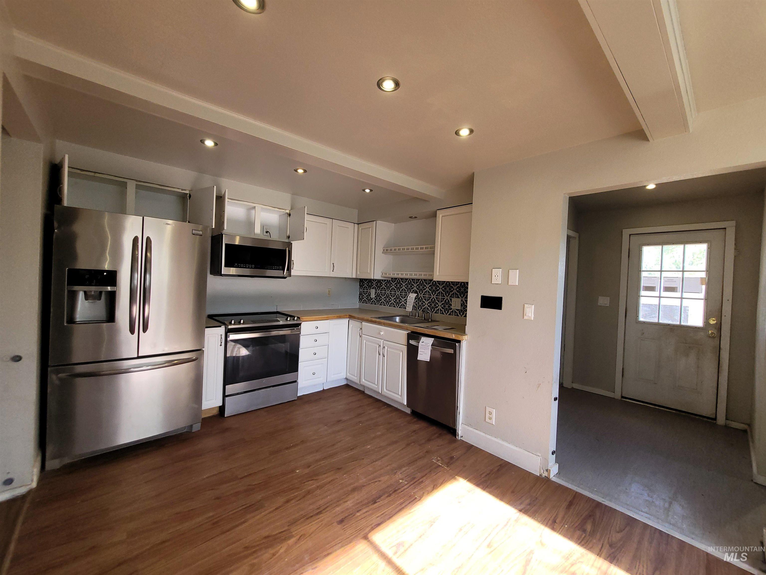 647 Brookside Ct Property Photo 8