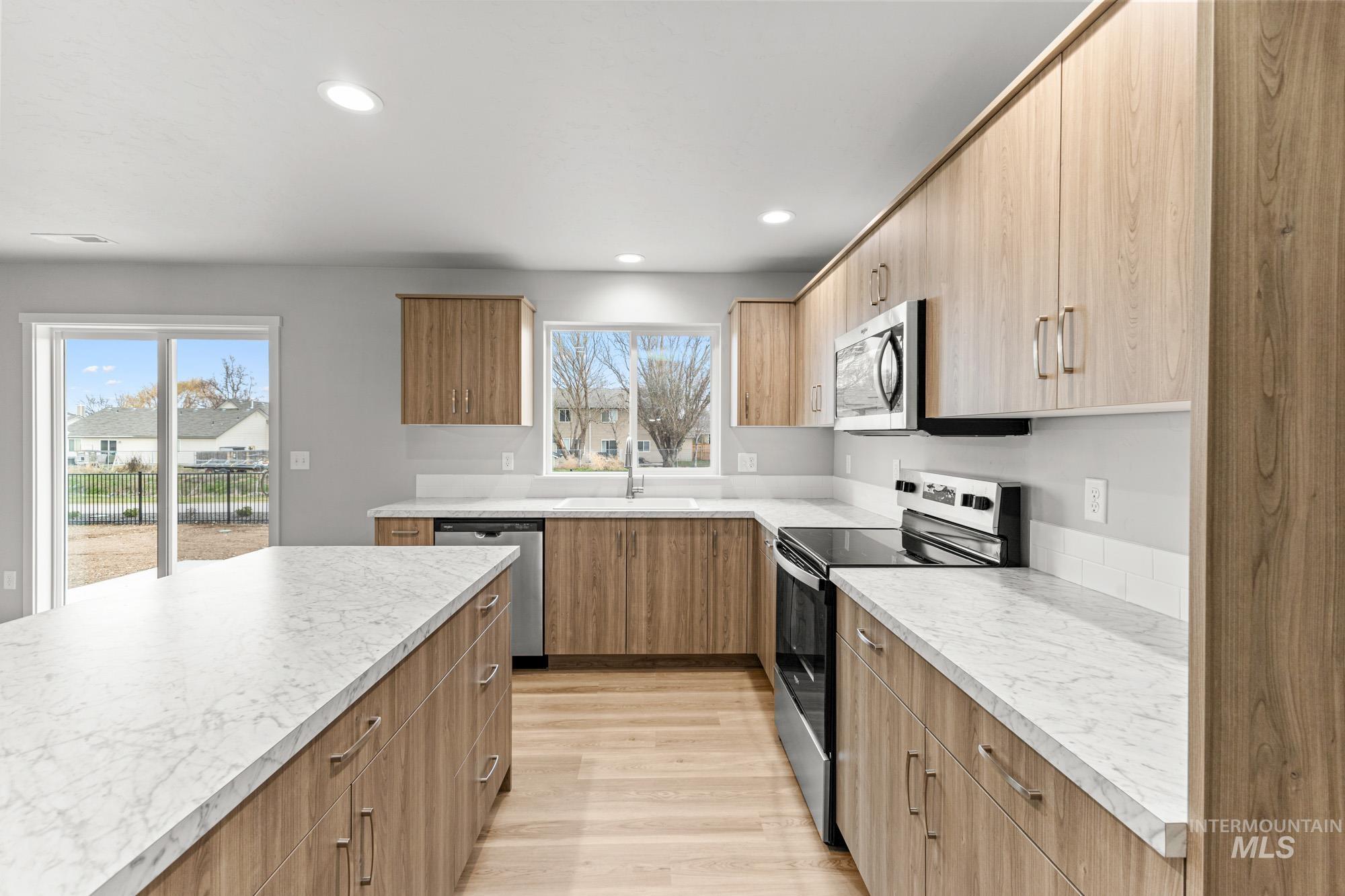 13319 Bank St Property Photo 5