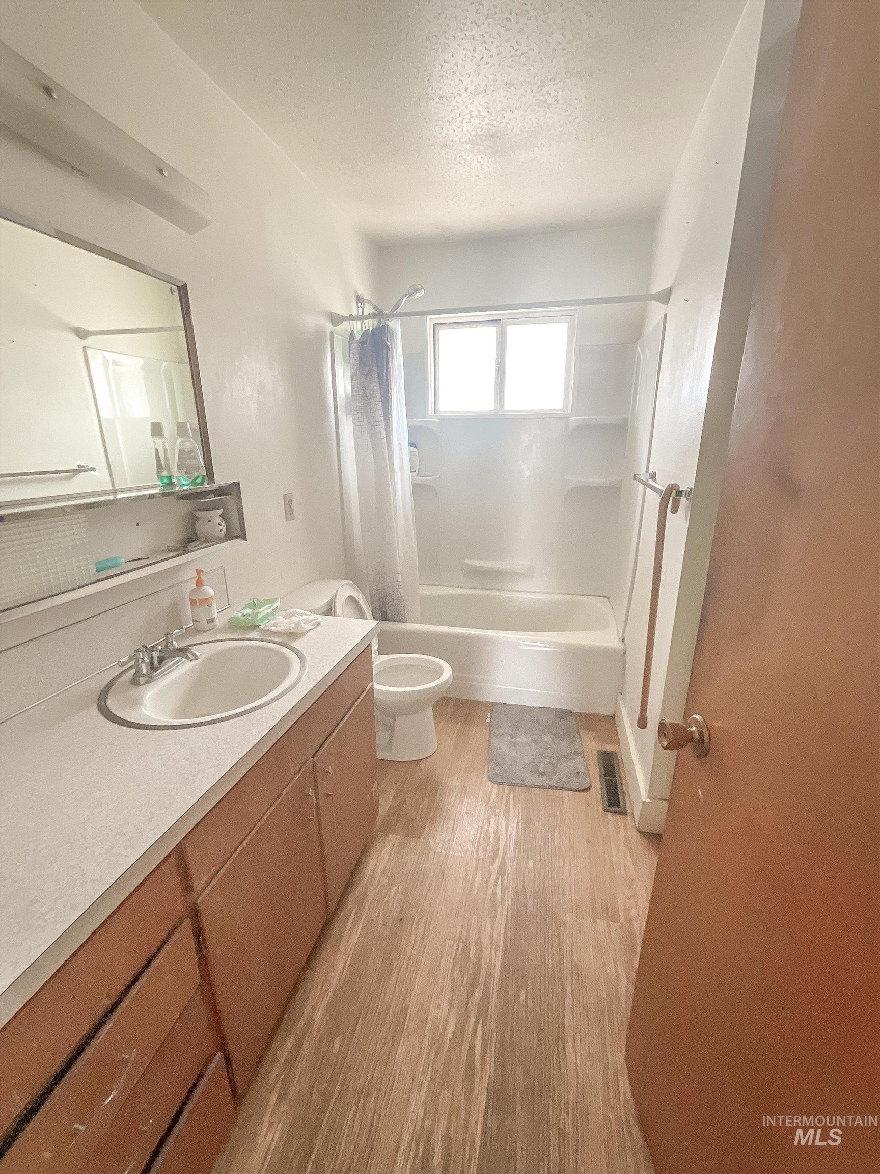 227 E 17th St Property Photo 23