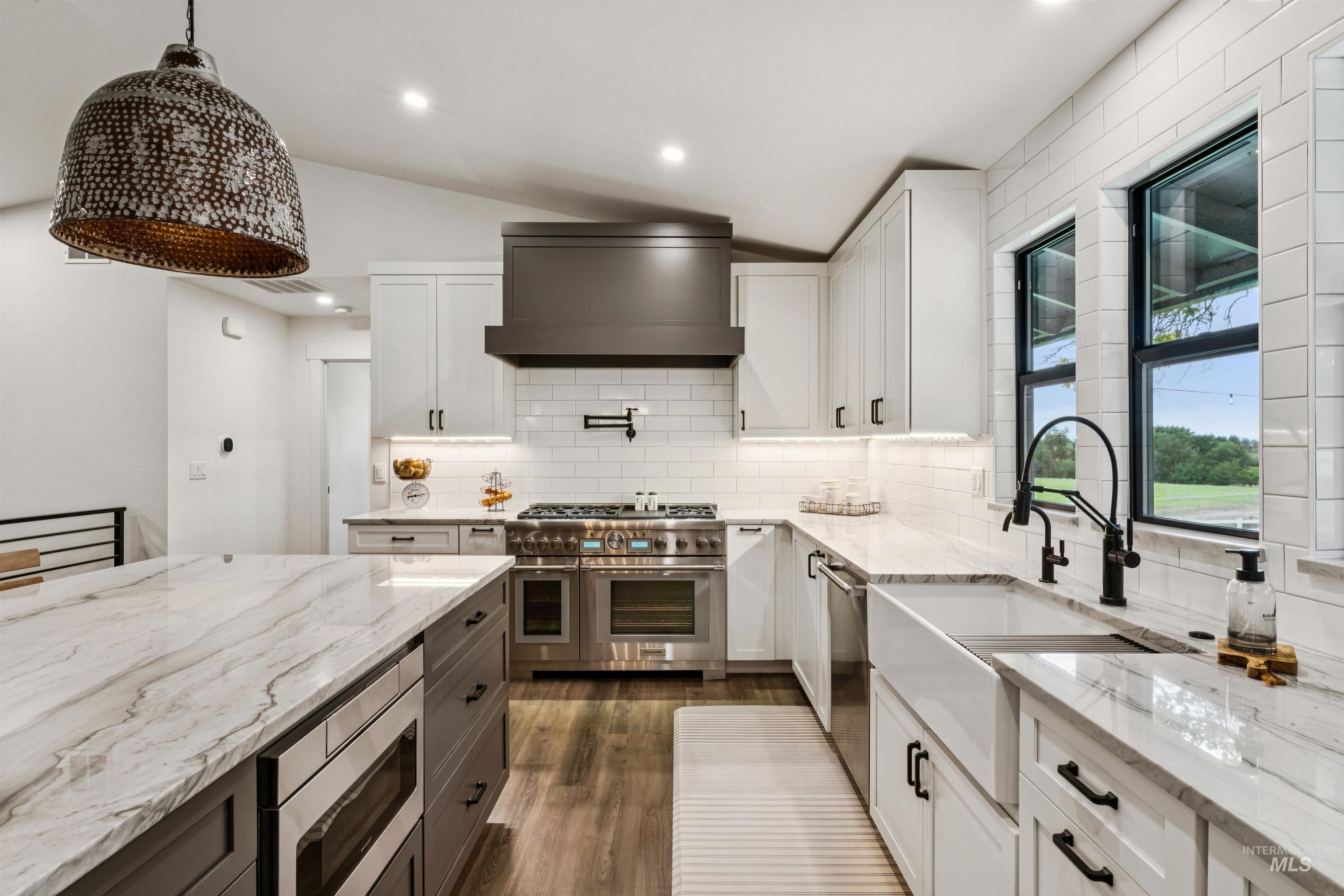 1381 W Meander Dr Property Photo 9