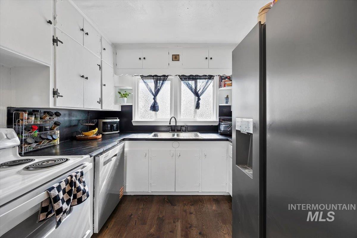 166 Carney St Property Photo 10