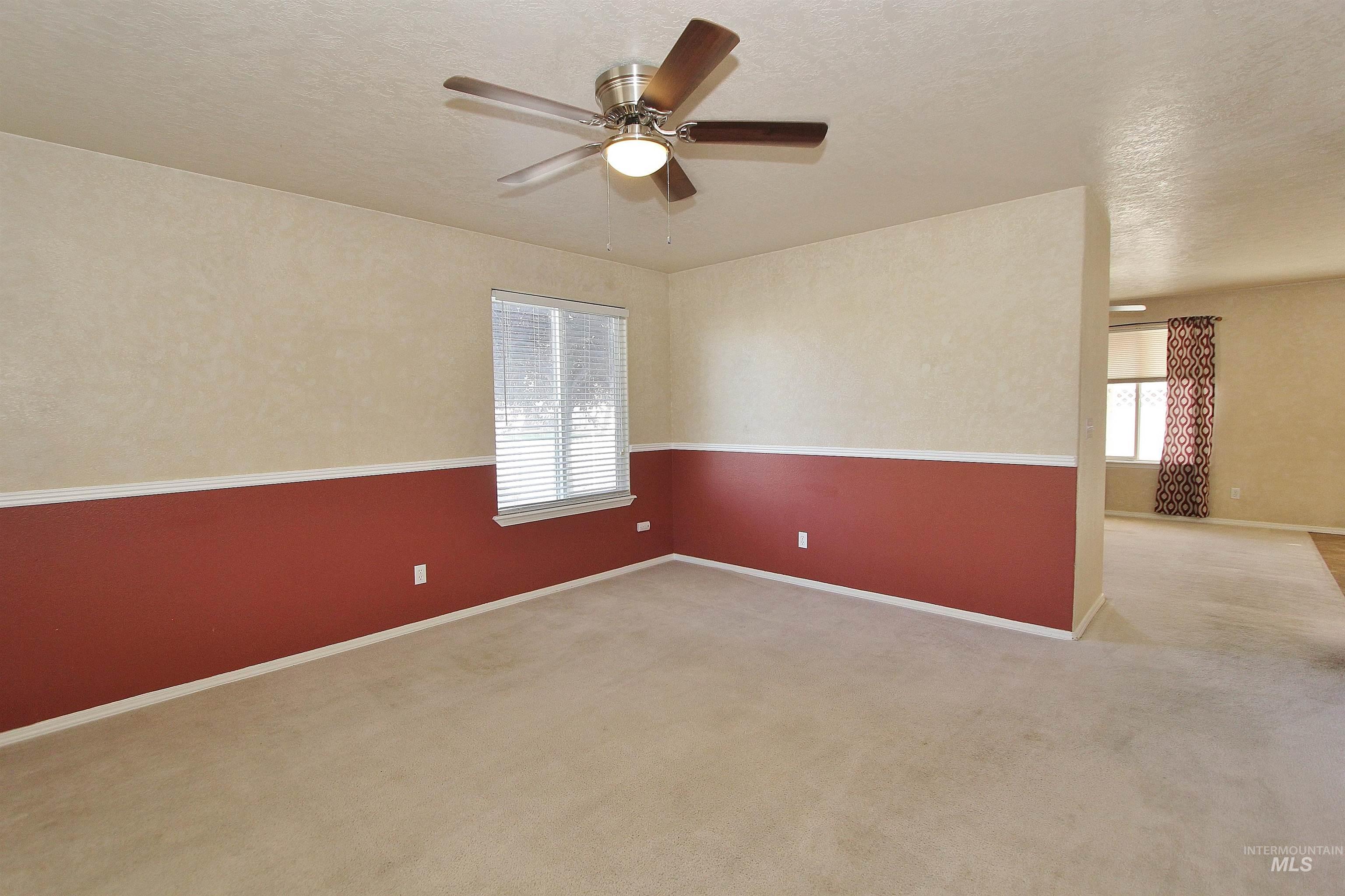 570 N Sourwood Avenue Property Photo 3