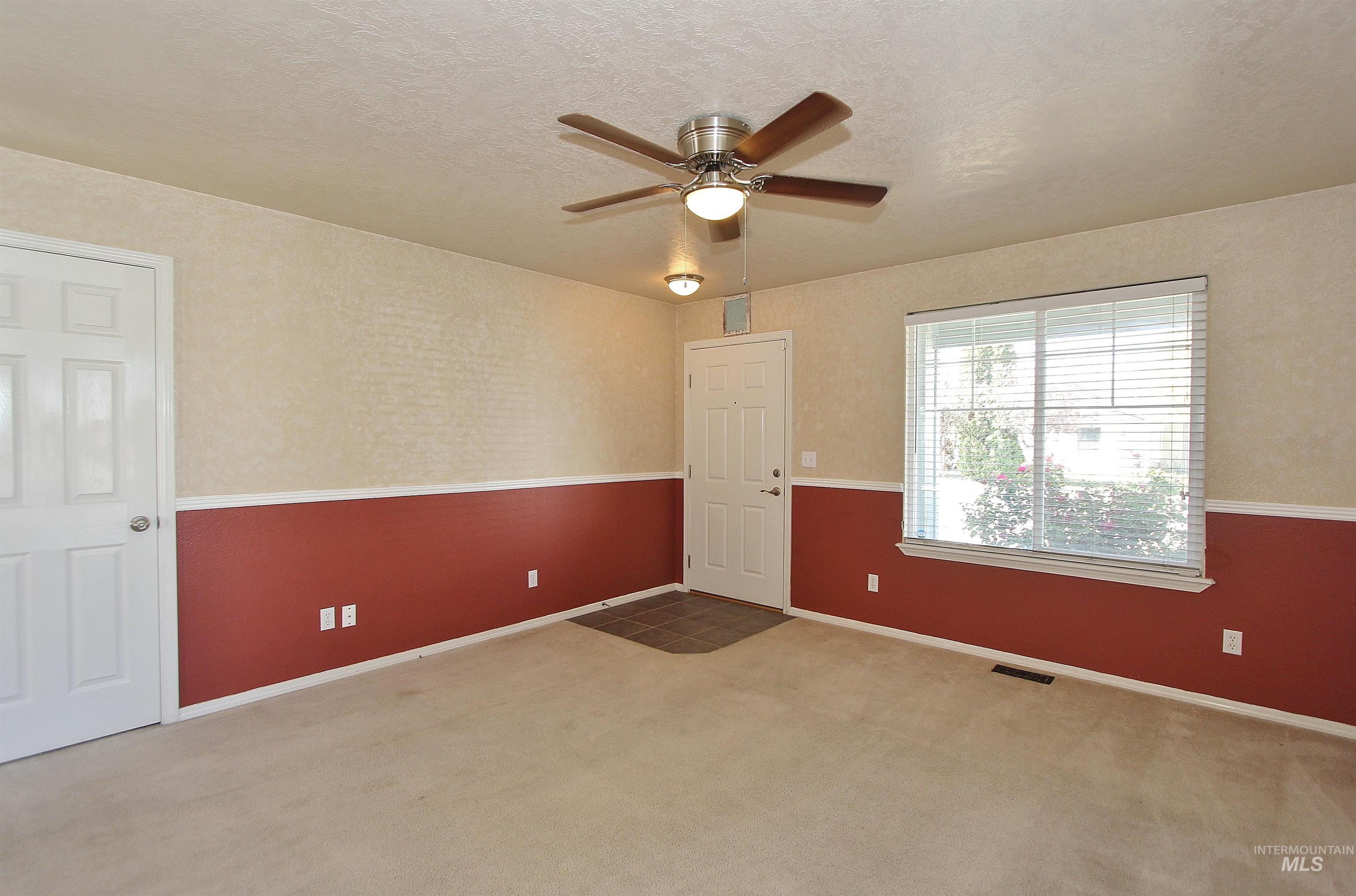 570 N Sourwood Avenue Property Photo 5