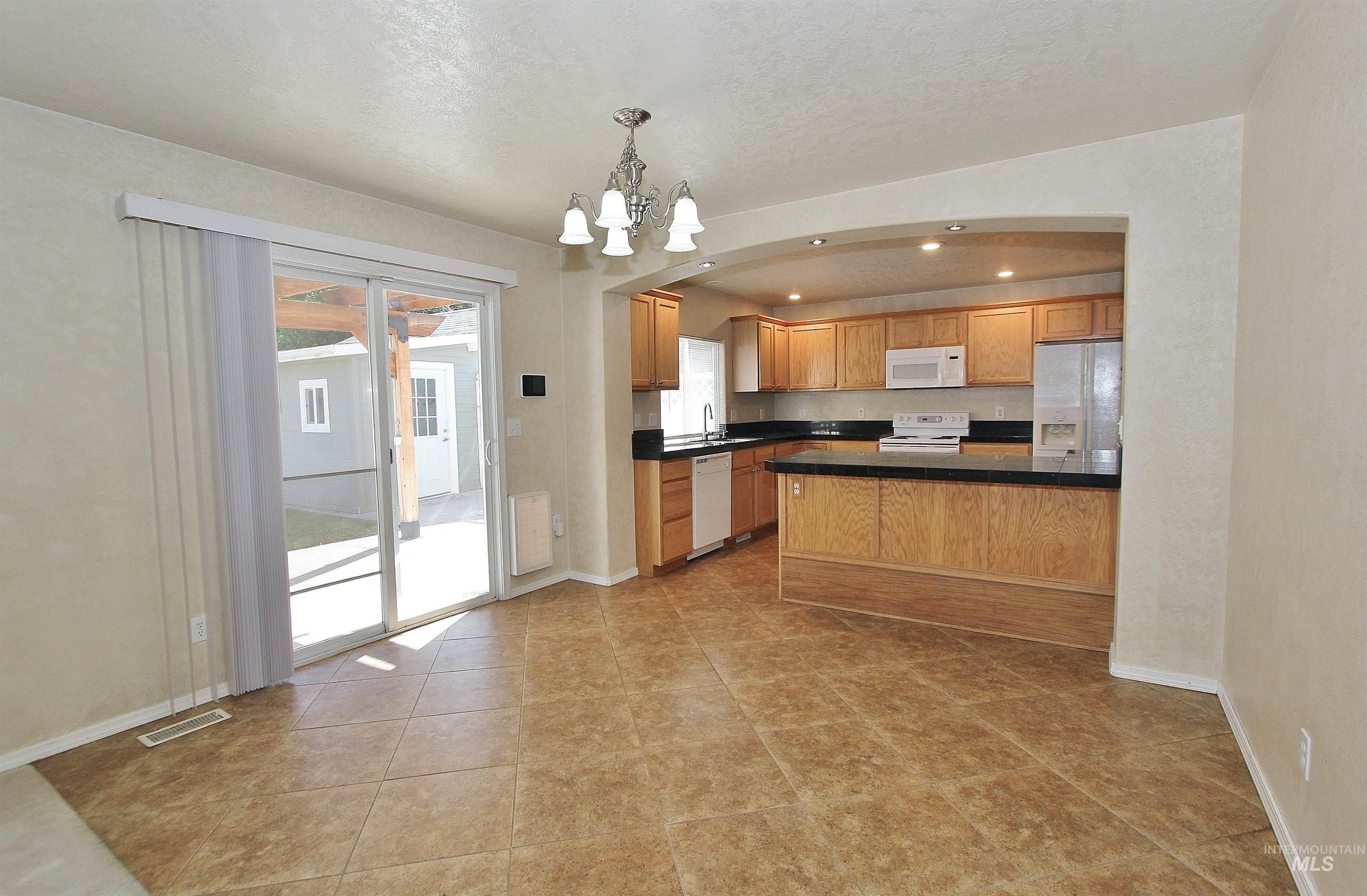 570 N Sourwood Avenue Property Photo 9