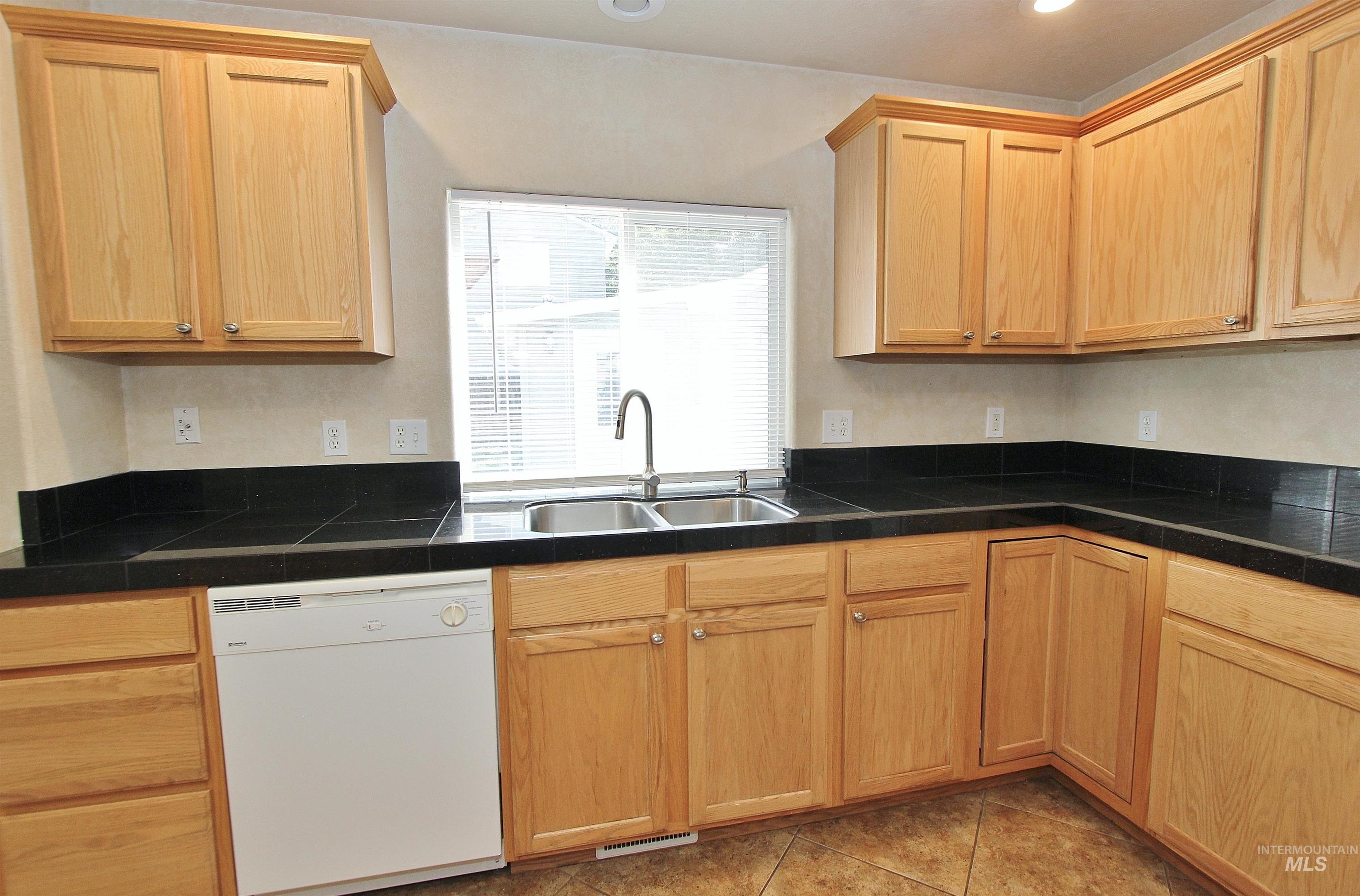 570 N Sourwood Avenue Property Photo 11