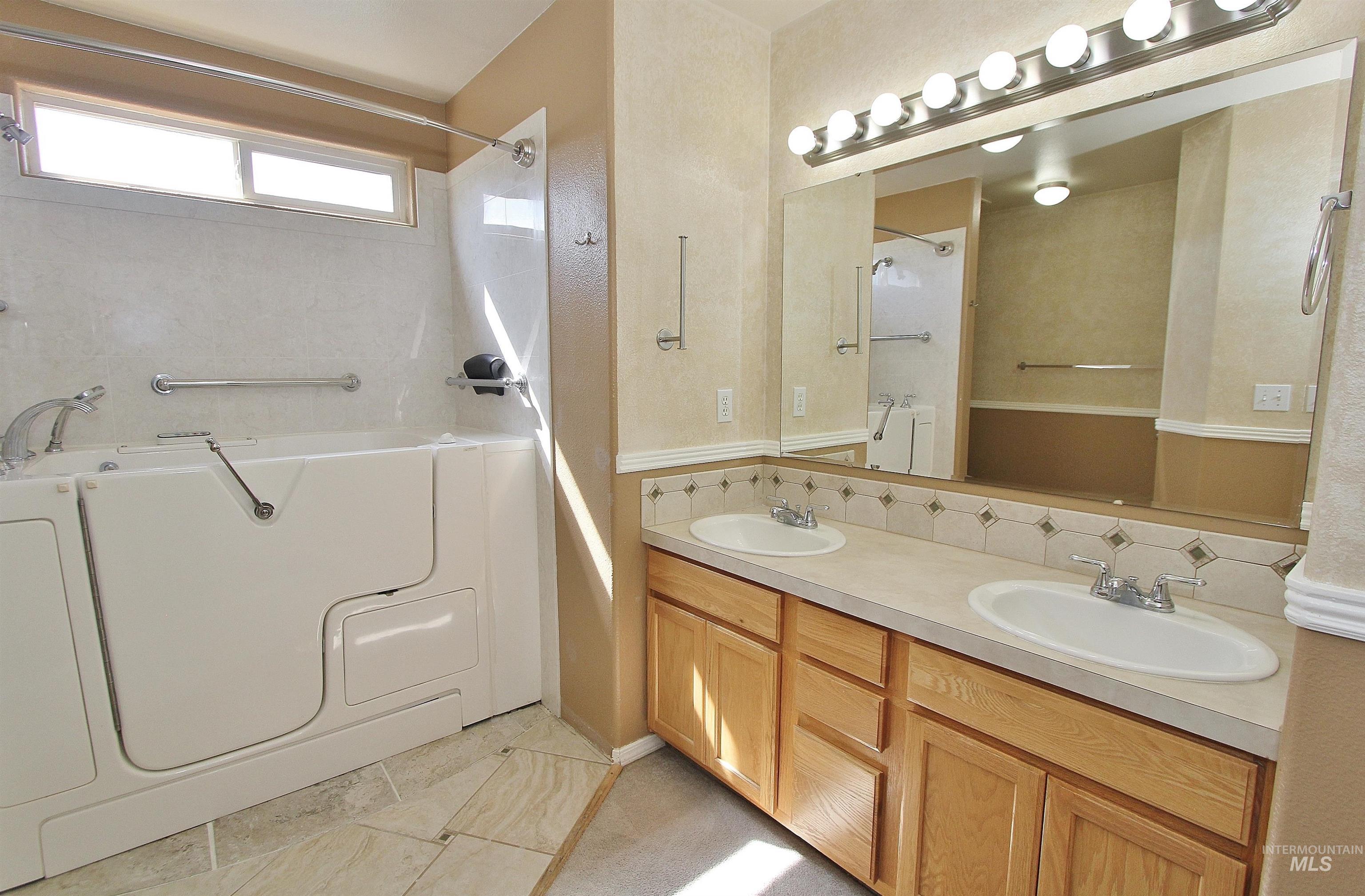 570 N Sourwood Avenue Property Photo 16