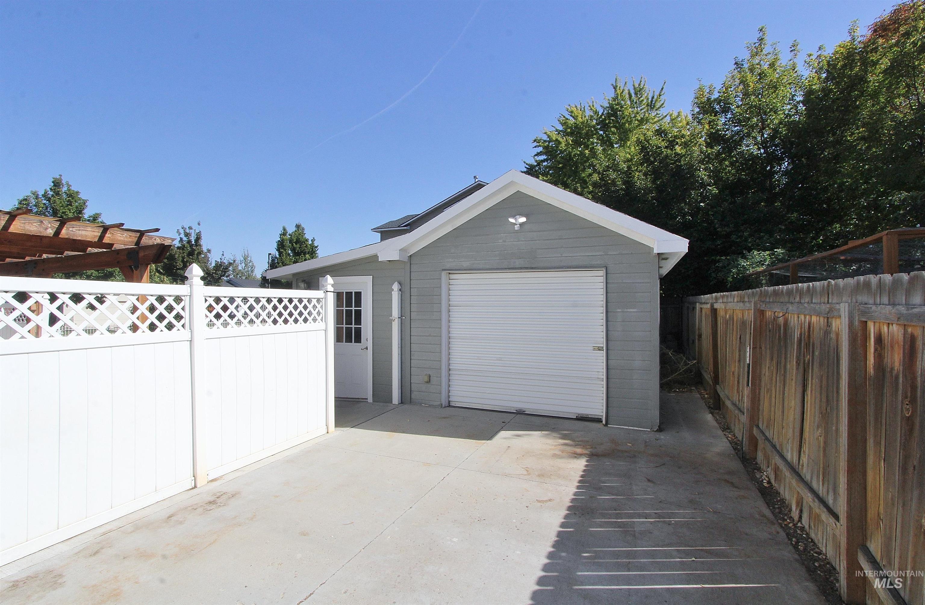 570 N Sourwood Avenue Property Photo 27