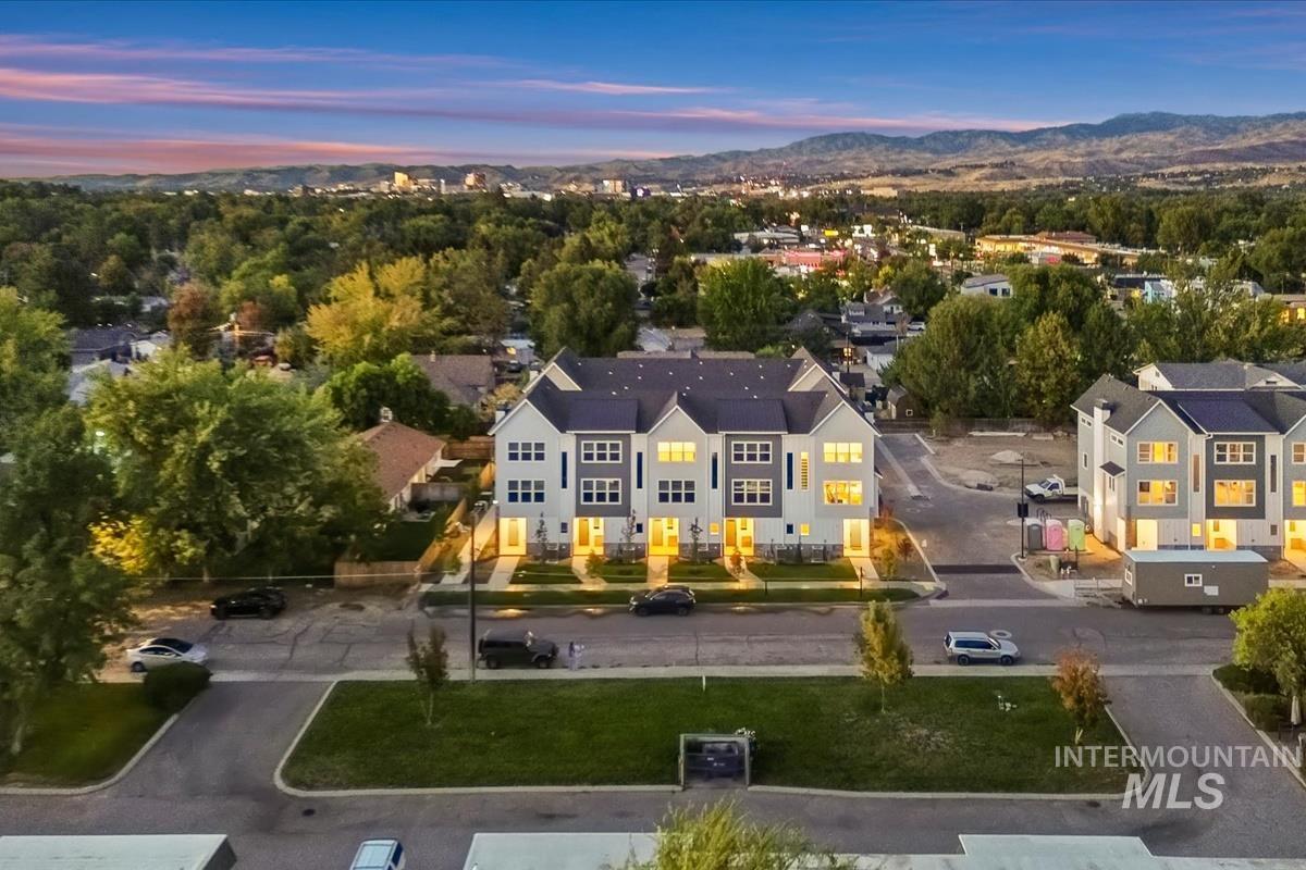 1070-1090 W Melrose St Property Photo 3