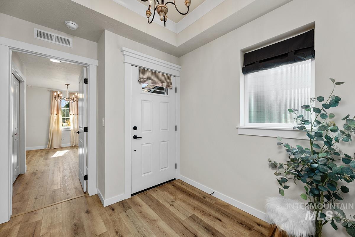 122 W Hyndman Drive Property Photo 3