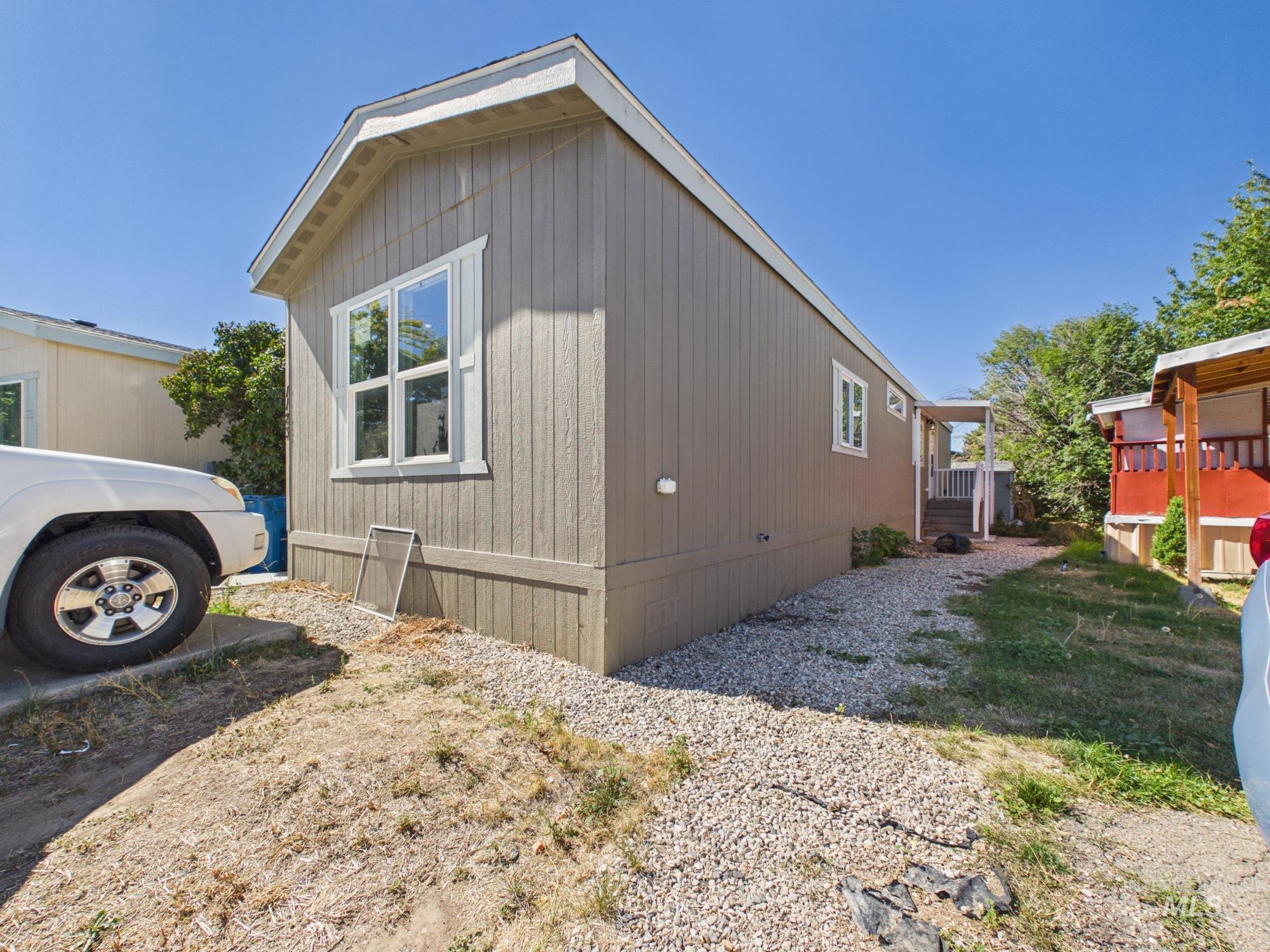1123 N Sable Property Photo 2
