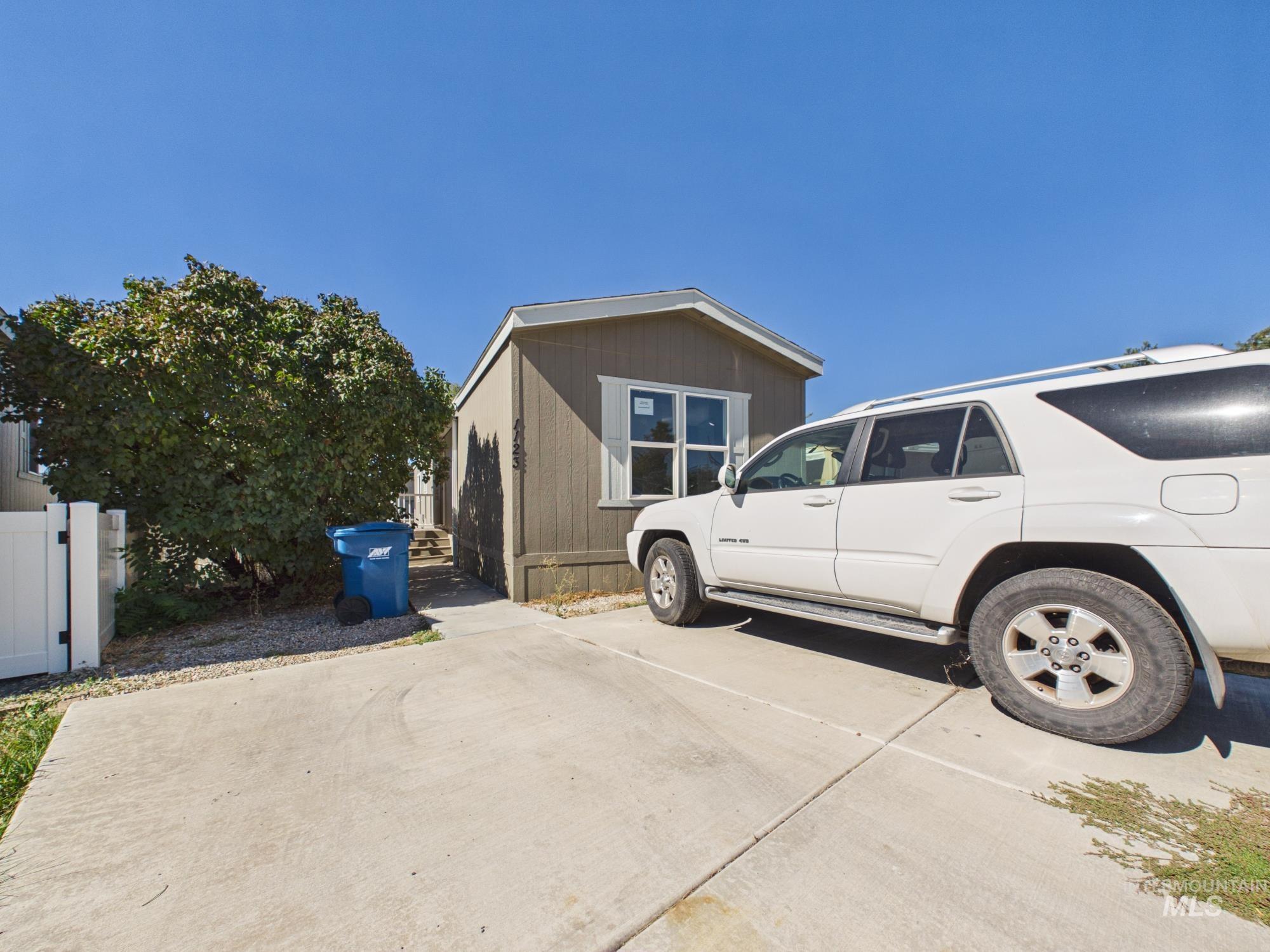 1123 N Sable Property Photo 3