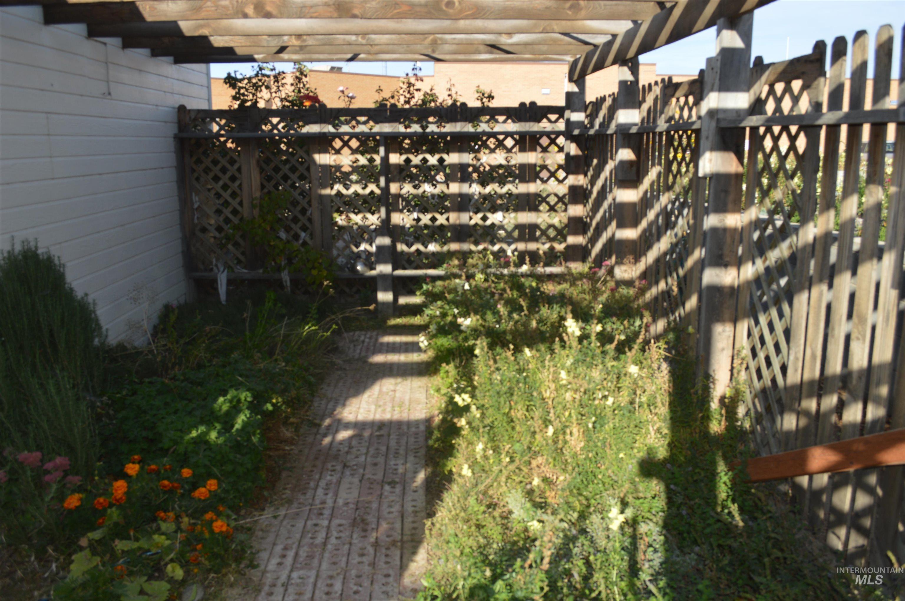 17063 Basey Street Property Photo 4