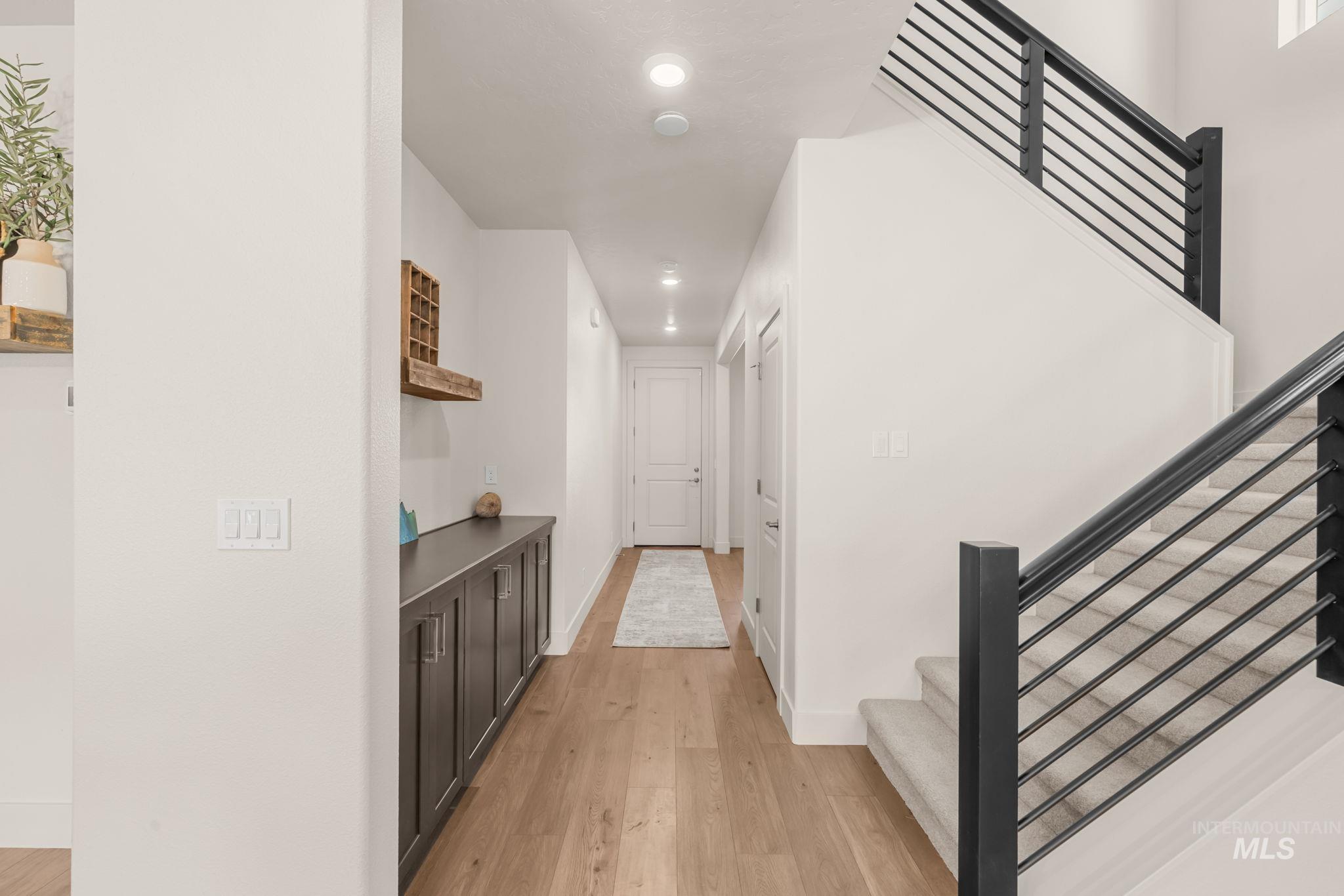 5345 S Snowden Ave Property Photo 8