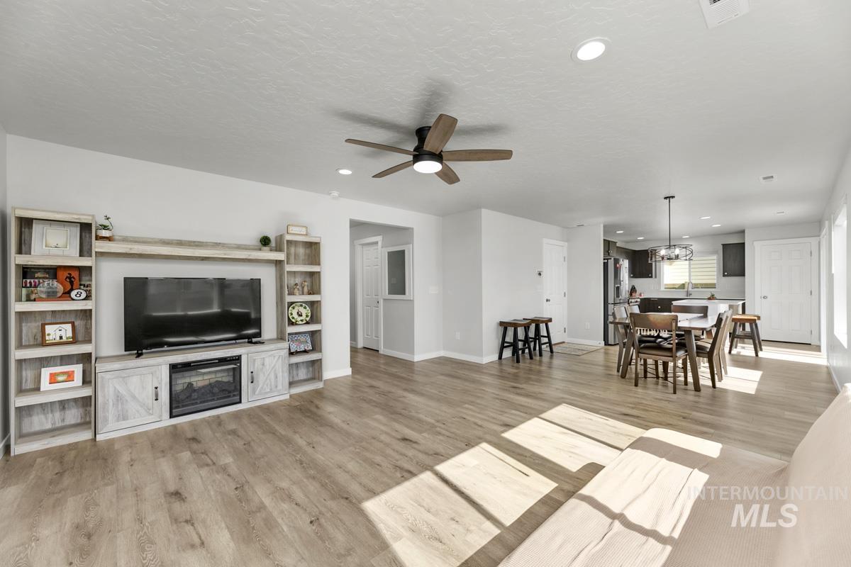 11097 Cart St Property Photo 8
