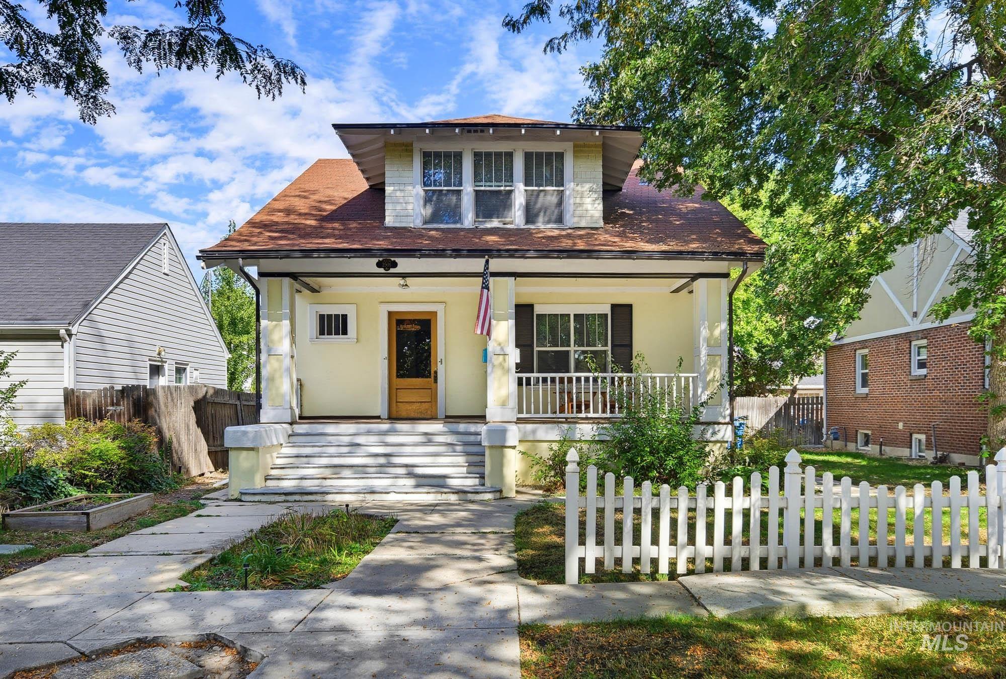 2506 W Woodlawn Ave Property Photo 1