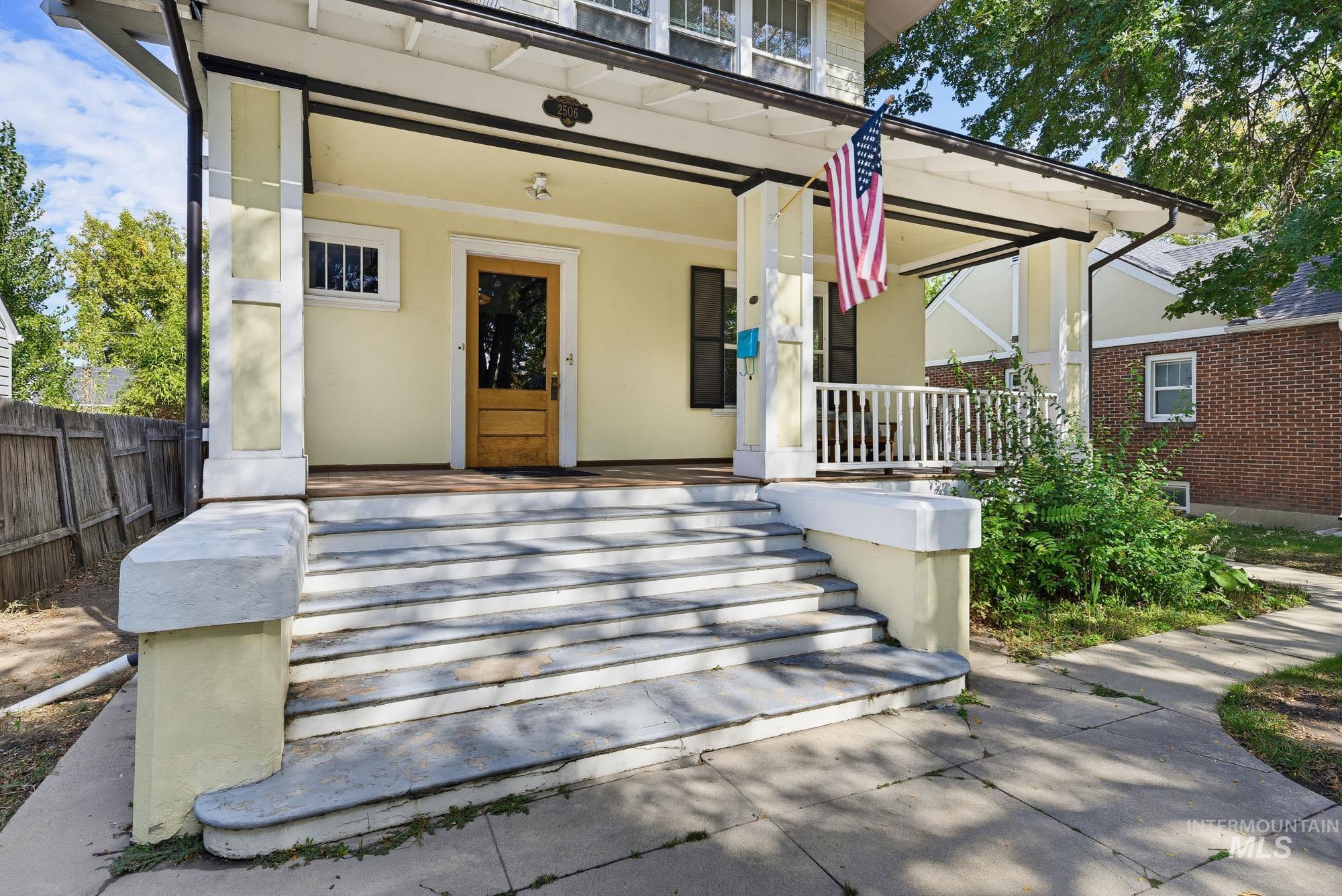 2506 W Woodlawn Ave Property Photo 4