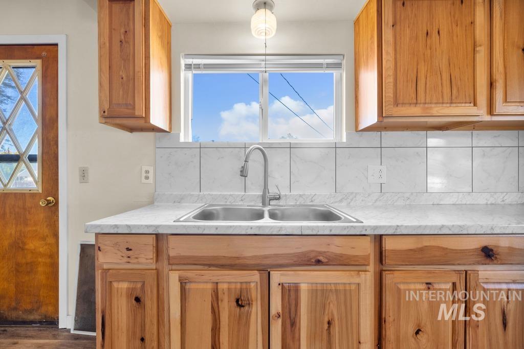 553 Quincy Street Property Photo 8