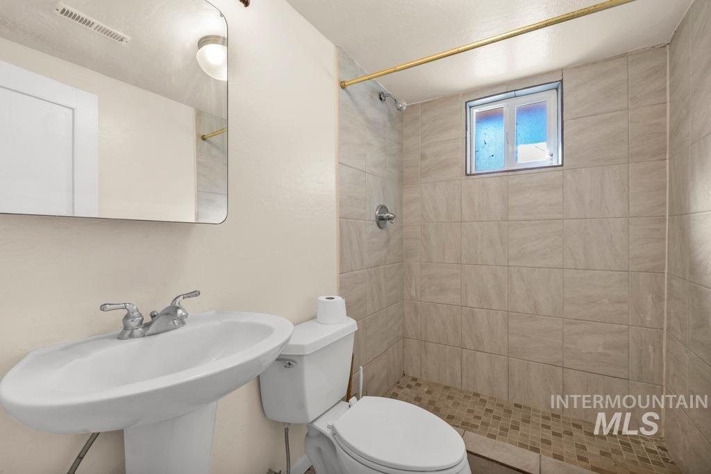 553 Quincy Street Property Photo 17