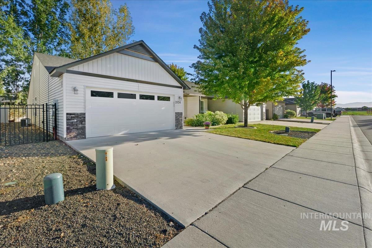 2834 E Clarene Dr Property Photo 3