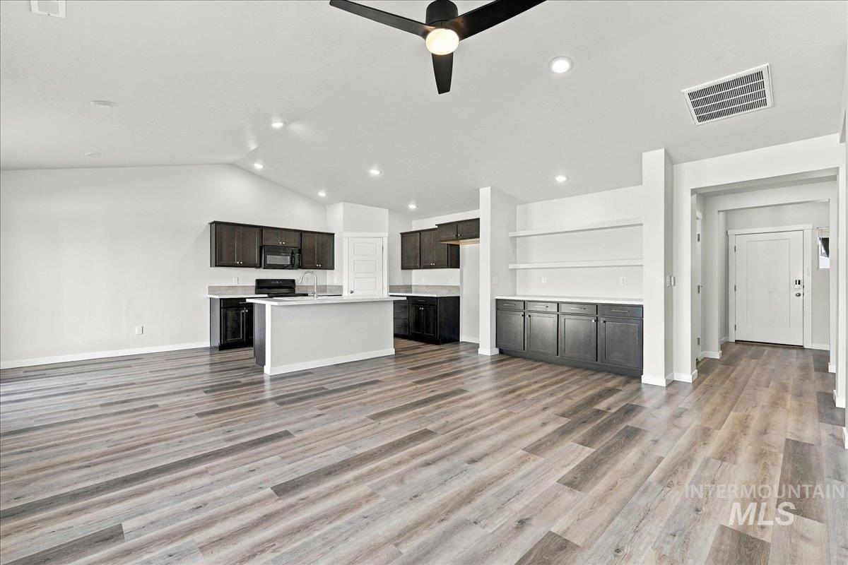 2909 N Mountain Lake Ave Property Photo 6