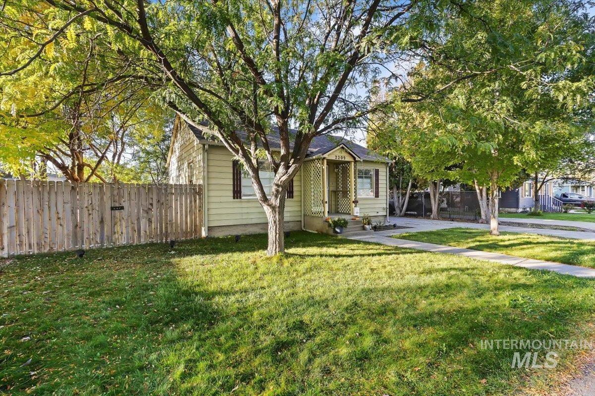 2209 W Frederic St Property Photo 2