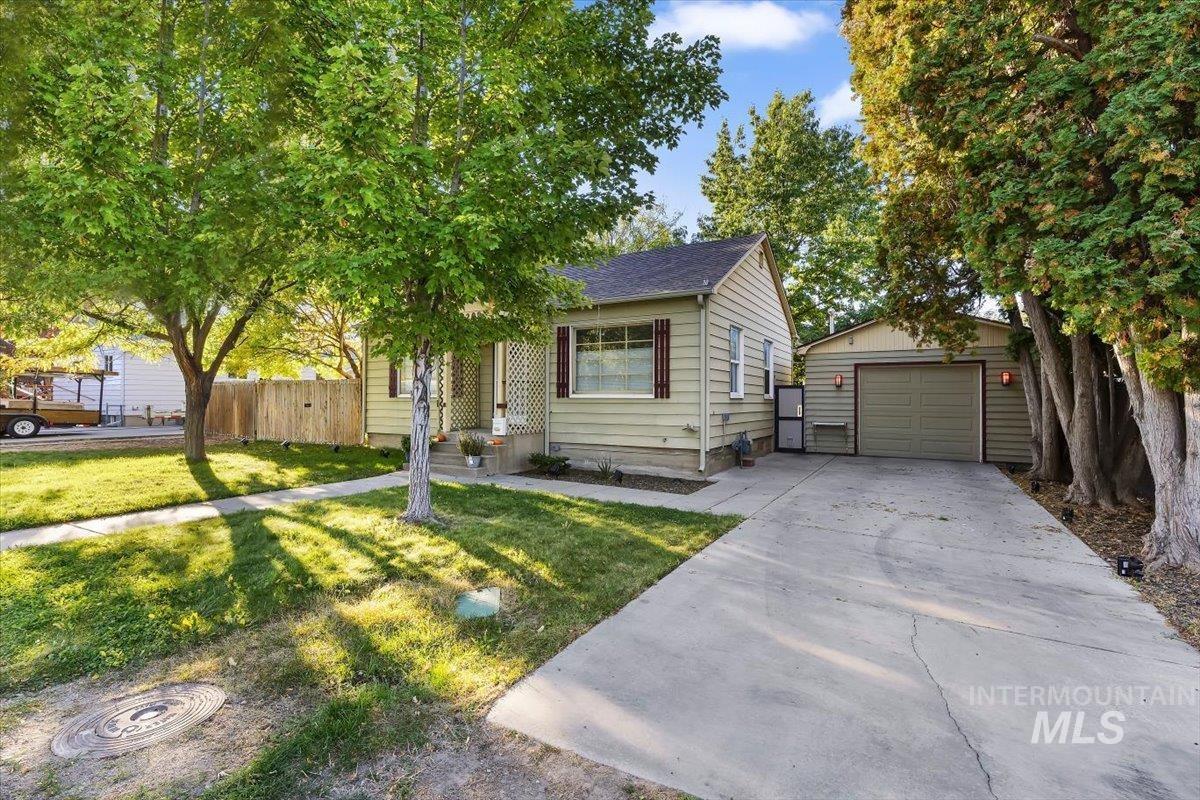 2209 W Frederic St Property Photo 3