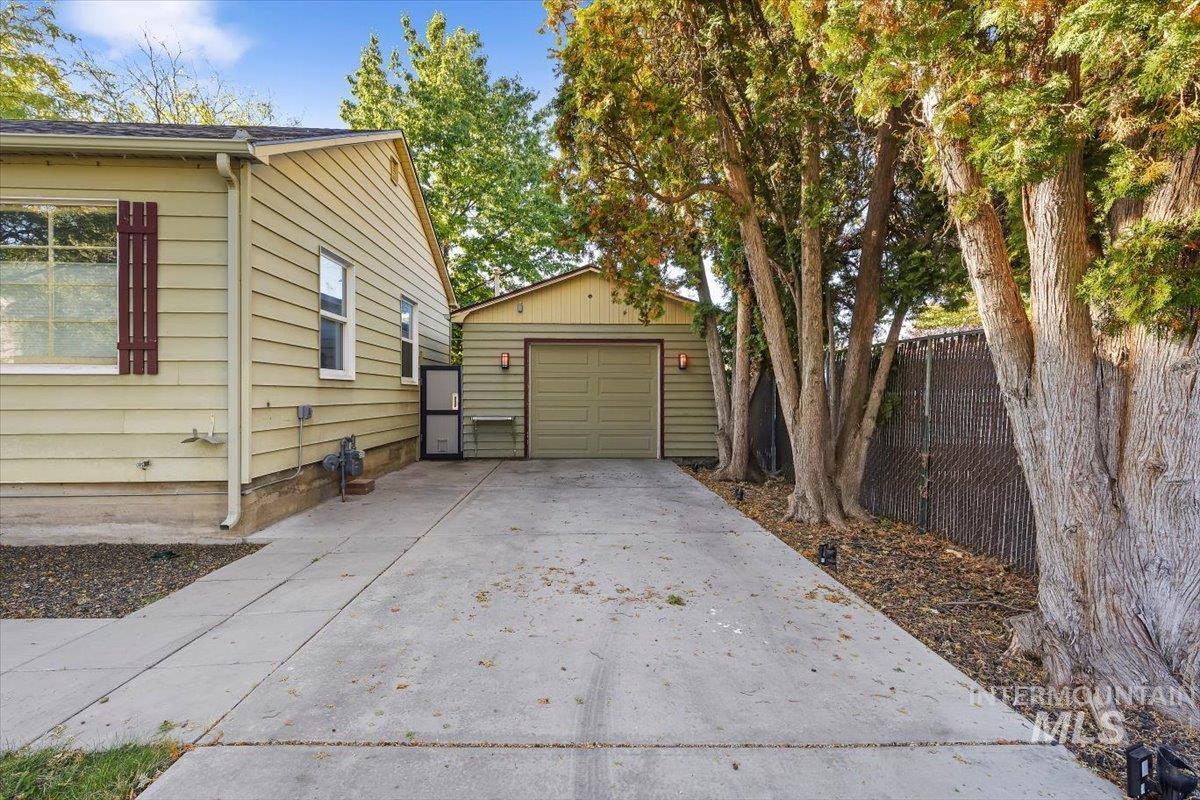 2209 W Frederic St Property Photo 20