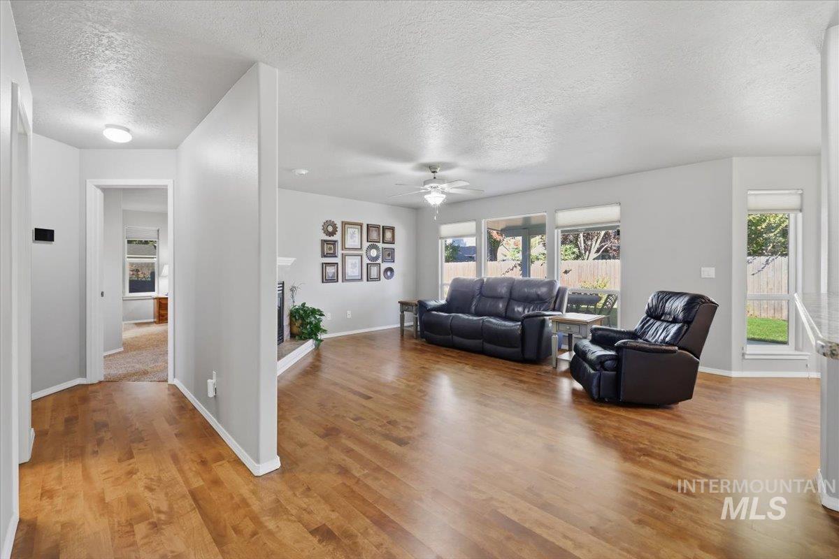 2082 E Glasgow St Property Photo 7