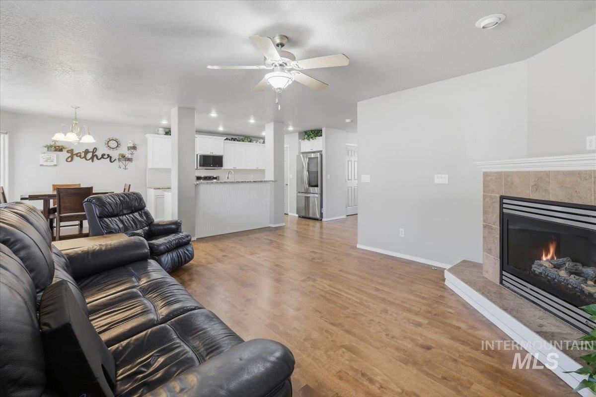 2082 E Glasgow St Property Photo 9