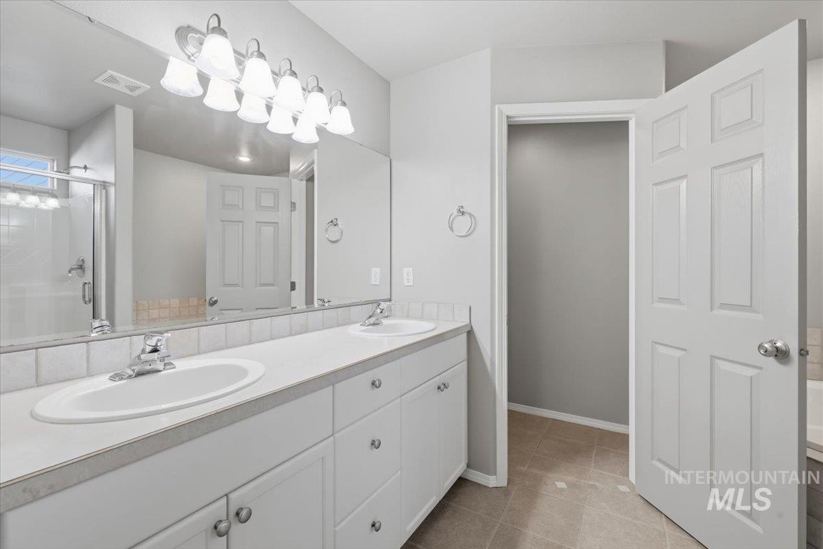 2082 E Glasgow St Property Photo 18