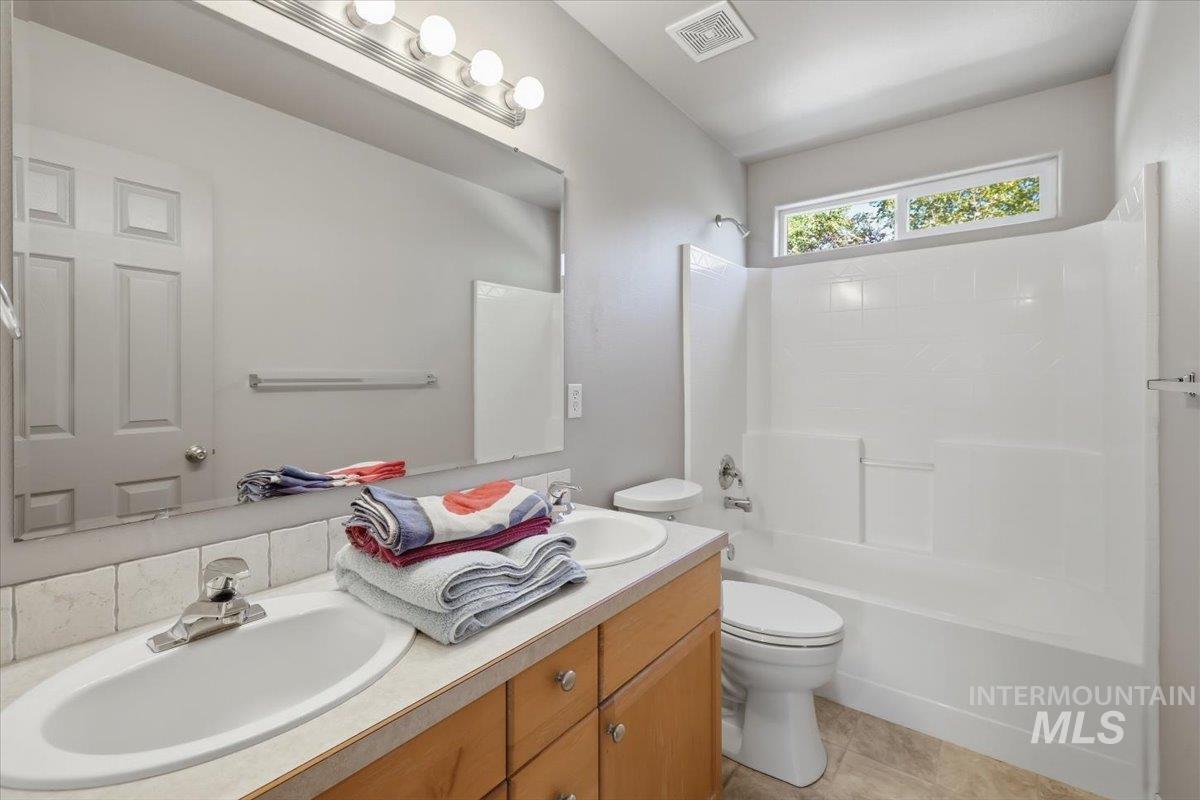2082 E Glasgow St Property Photo 33