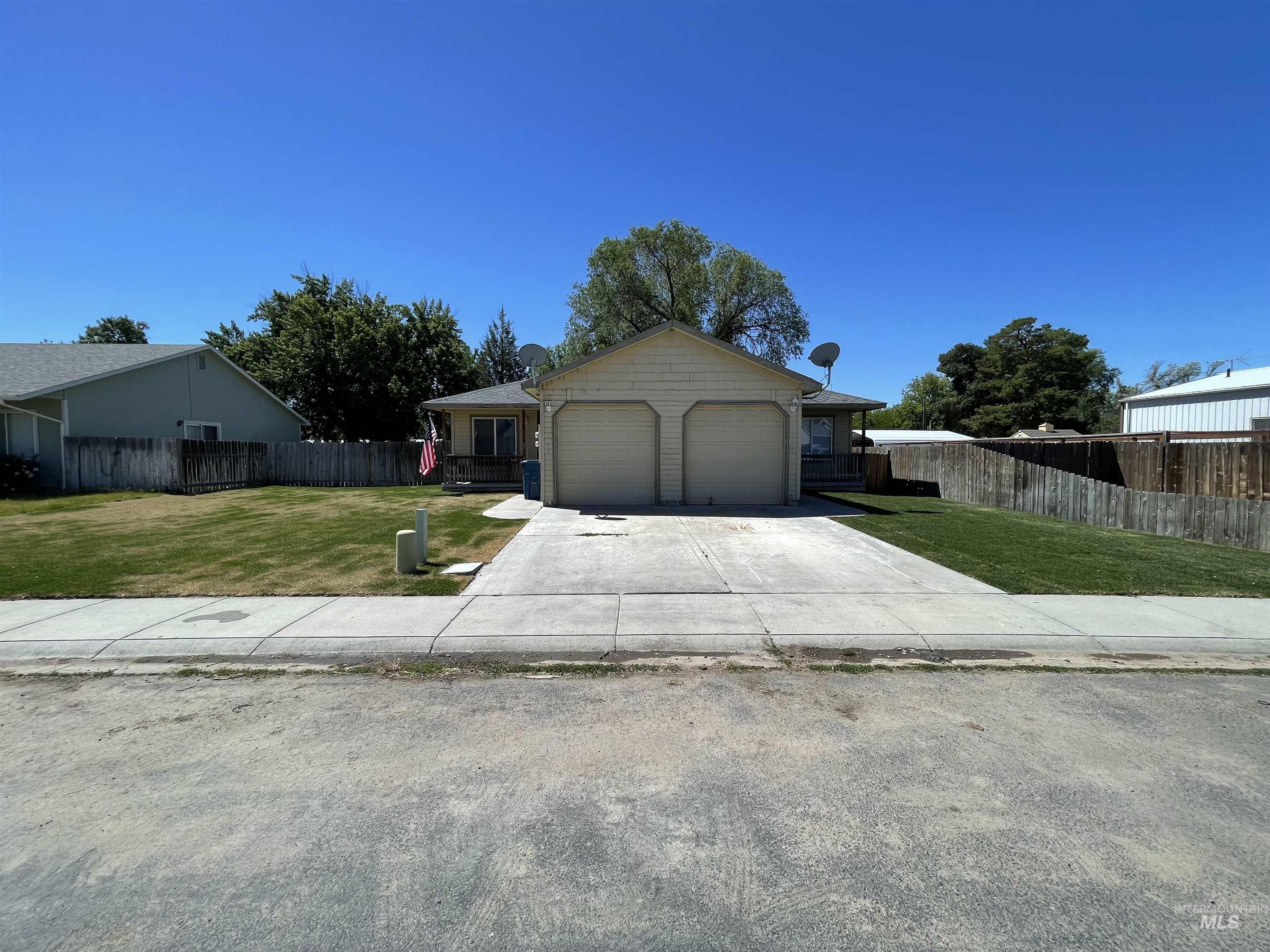 1175/1177 Se Freedom Circle Property Photo 1
