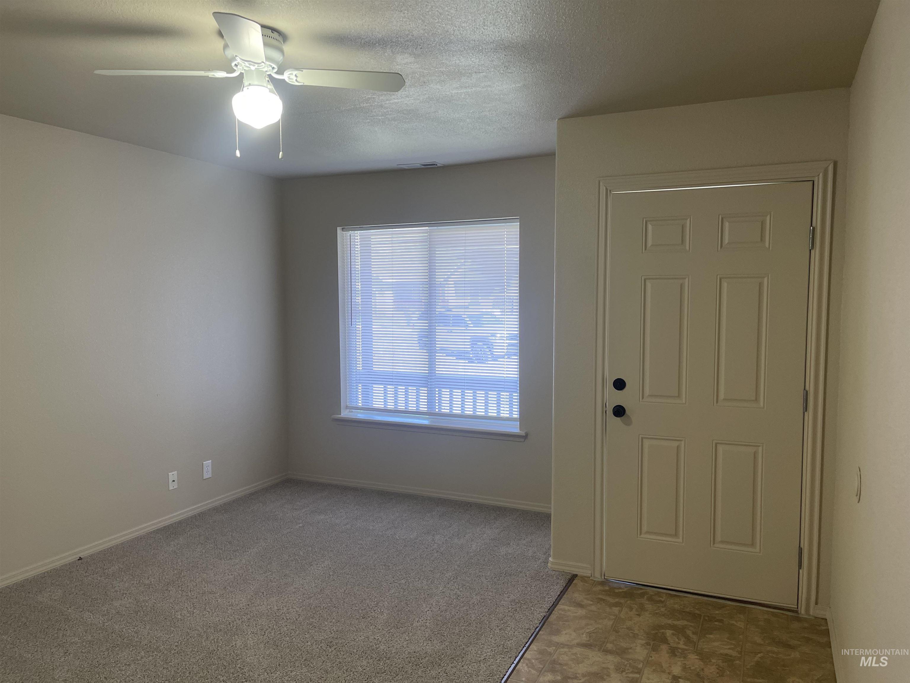 1175/1177 Se Freedom Circle Property Photo 2