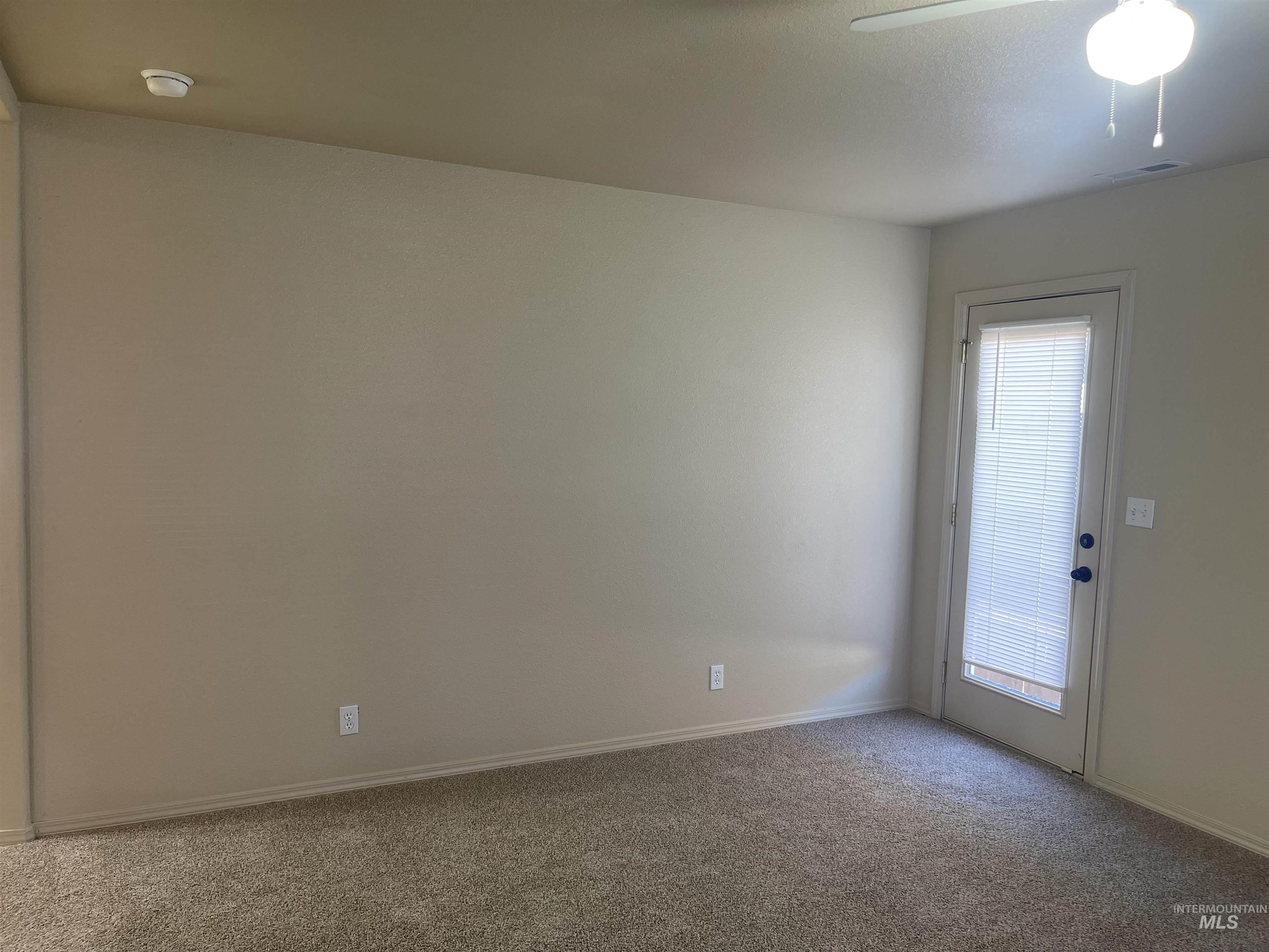 1175/1177 Se Freedom Circle Property Photo 3