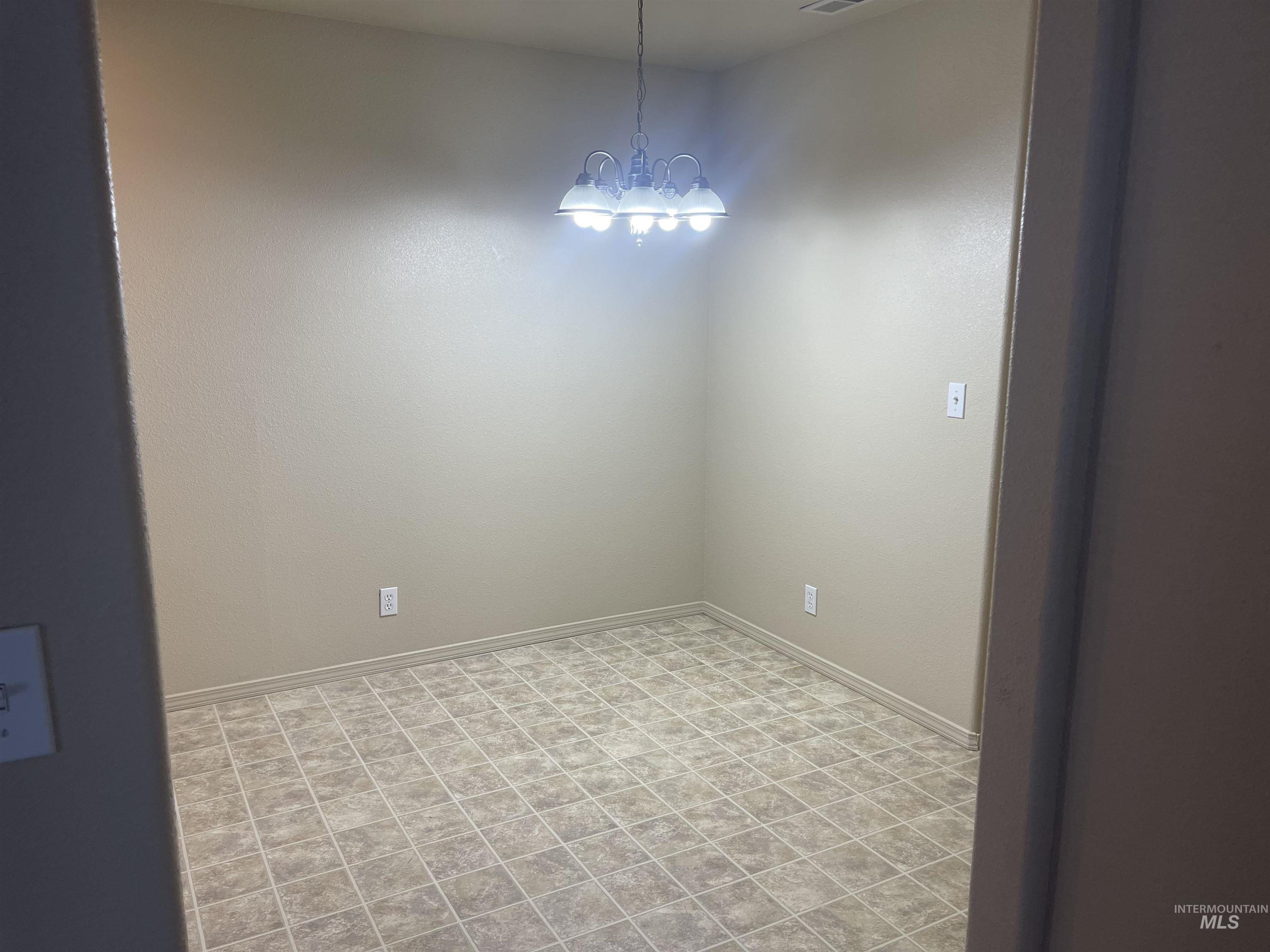 1175/1177 Se Freedom Circle Property Photo 4