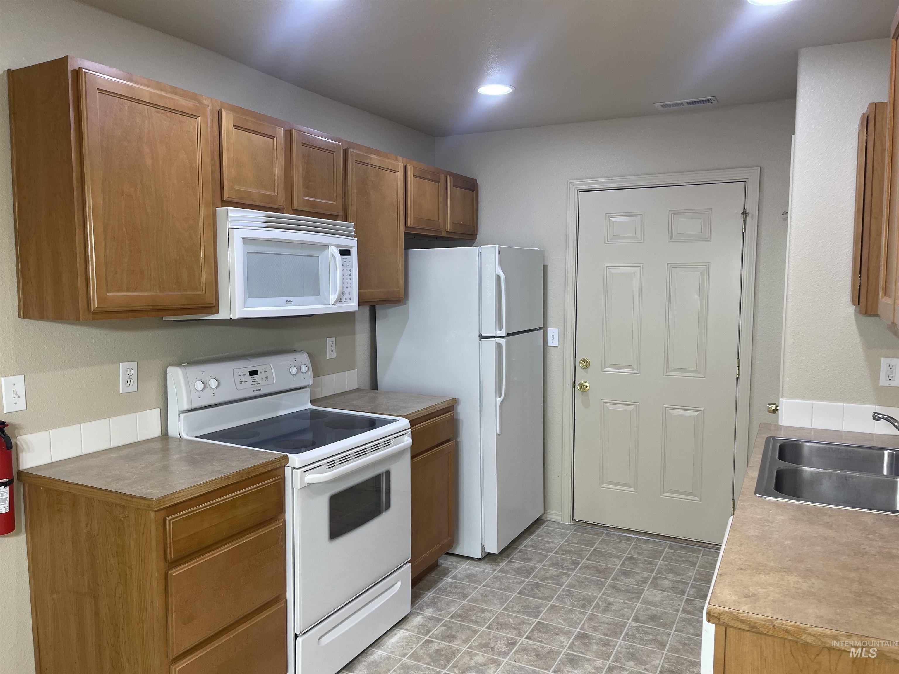 1175/1177 Se Freedom Circle Property Photo 5