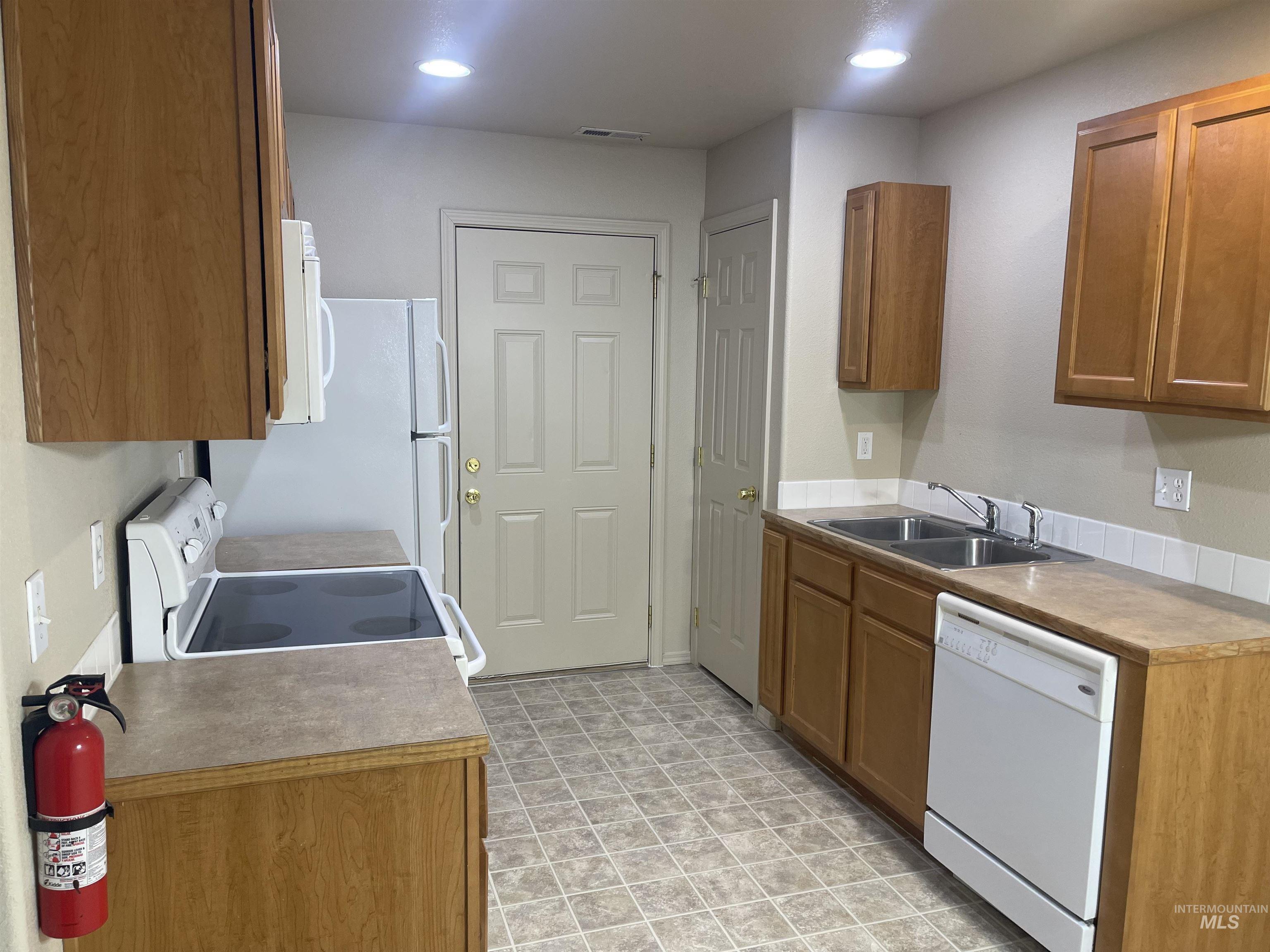 1175/1177 Se Freedom Circle Property Photo 6