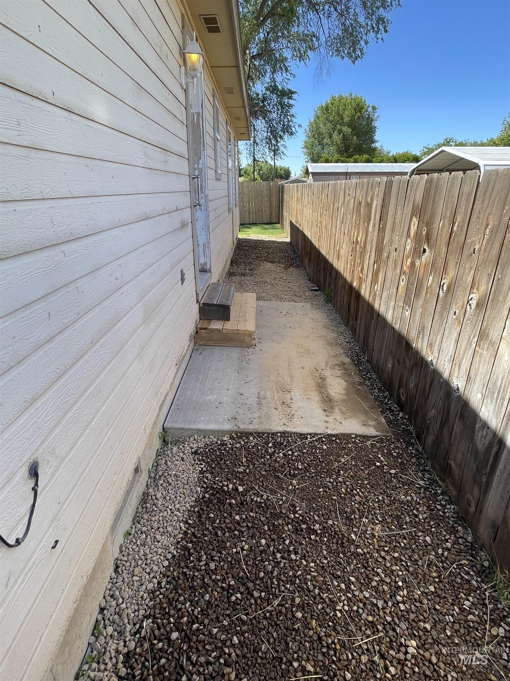 1175/1177 Se Freedom Circle Property Photo 17