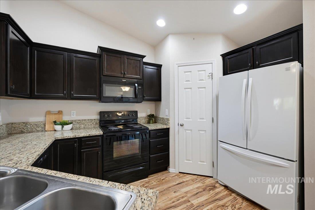 10335 W Wyatt Earp Drive Property Photo 13