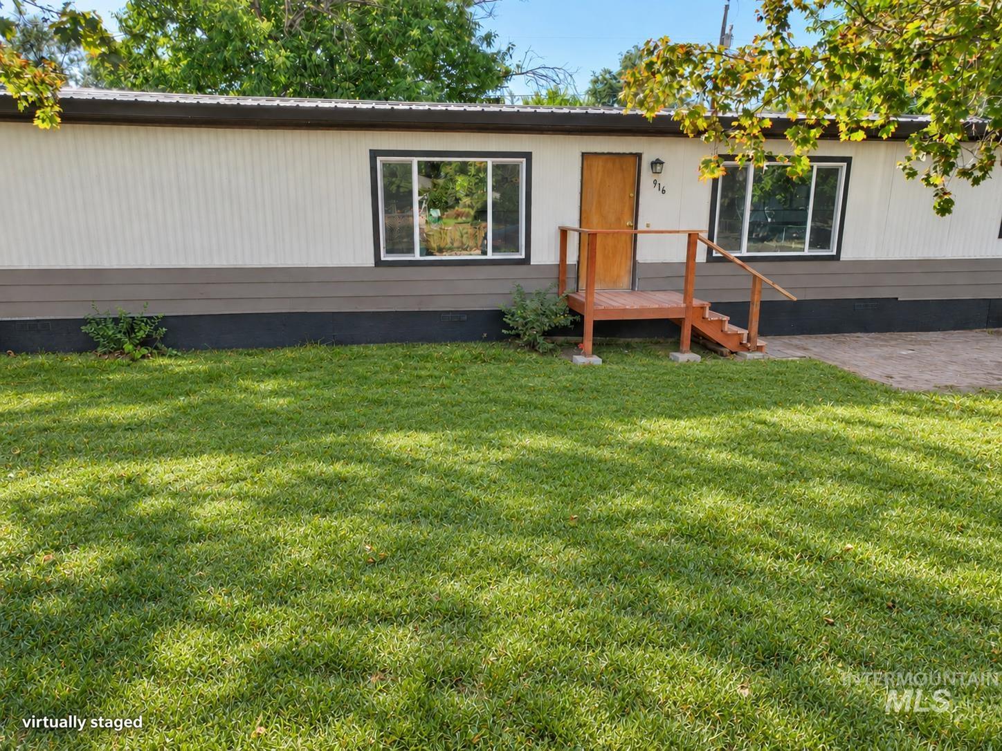 916 Victoria Property Photo 1