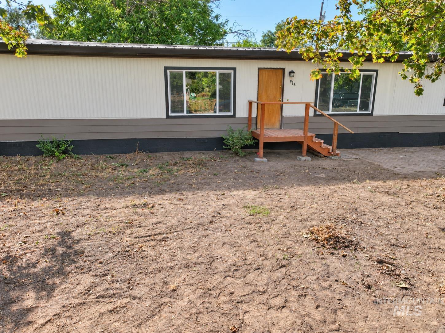 916 Victoria Property Photo 2
