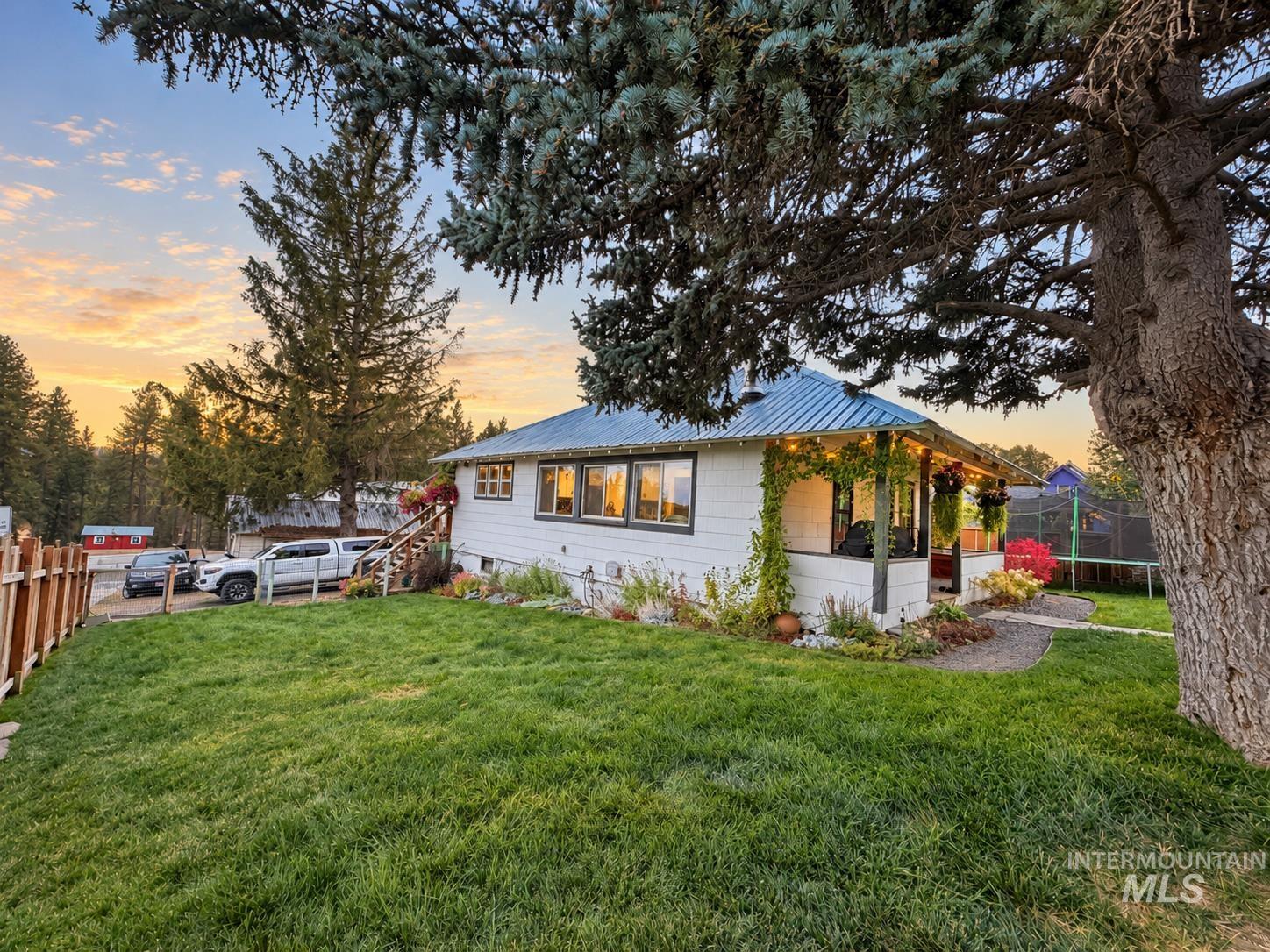 665 6th St. Property Photo 1