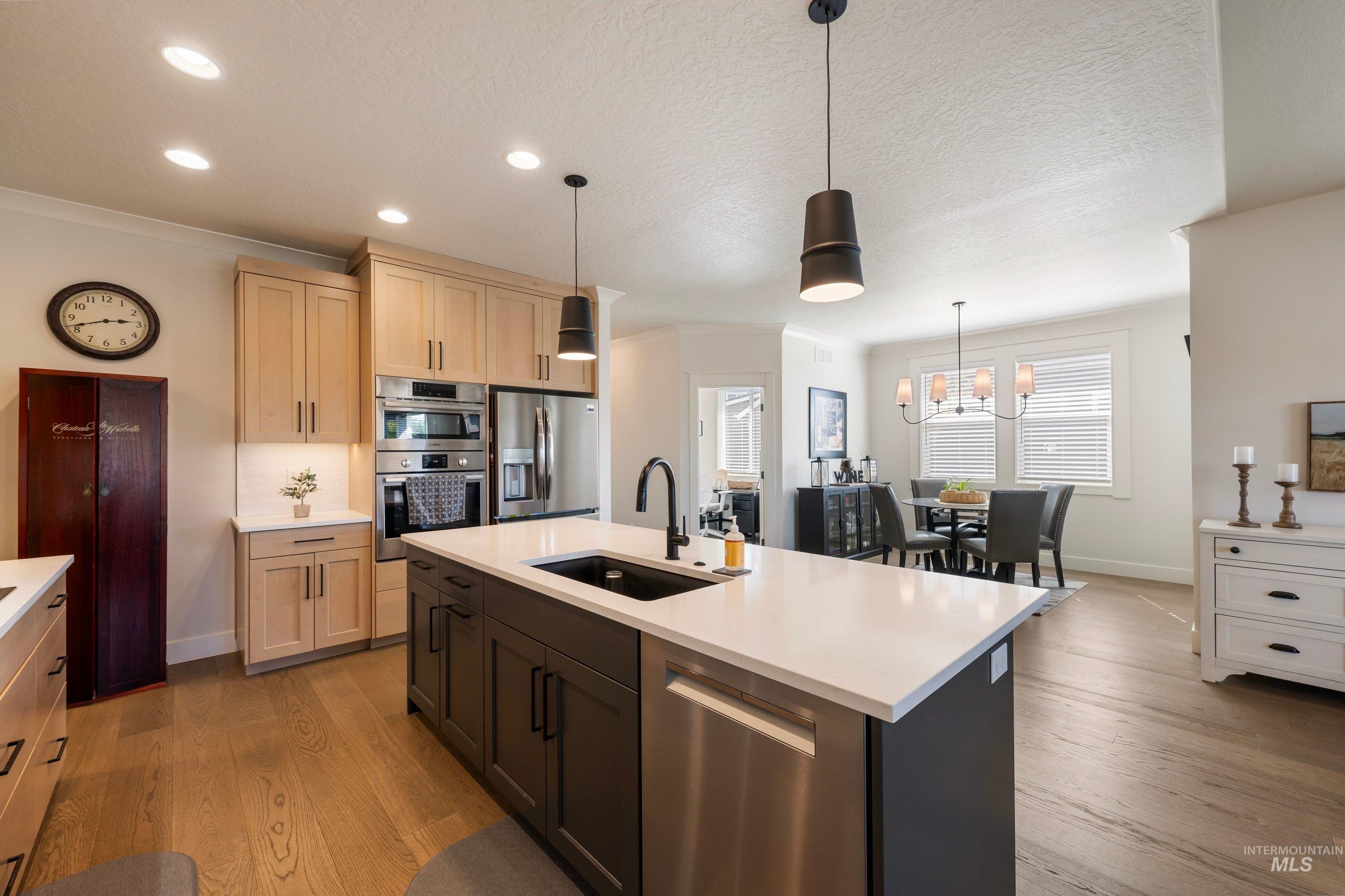 6874 W Los Flores Drive Property Photo 8
