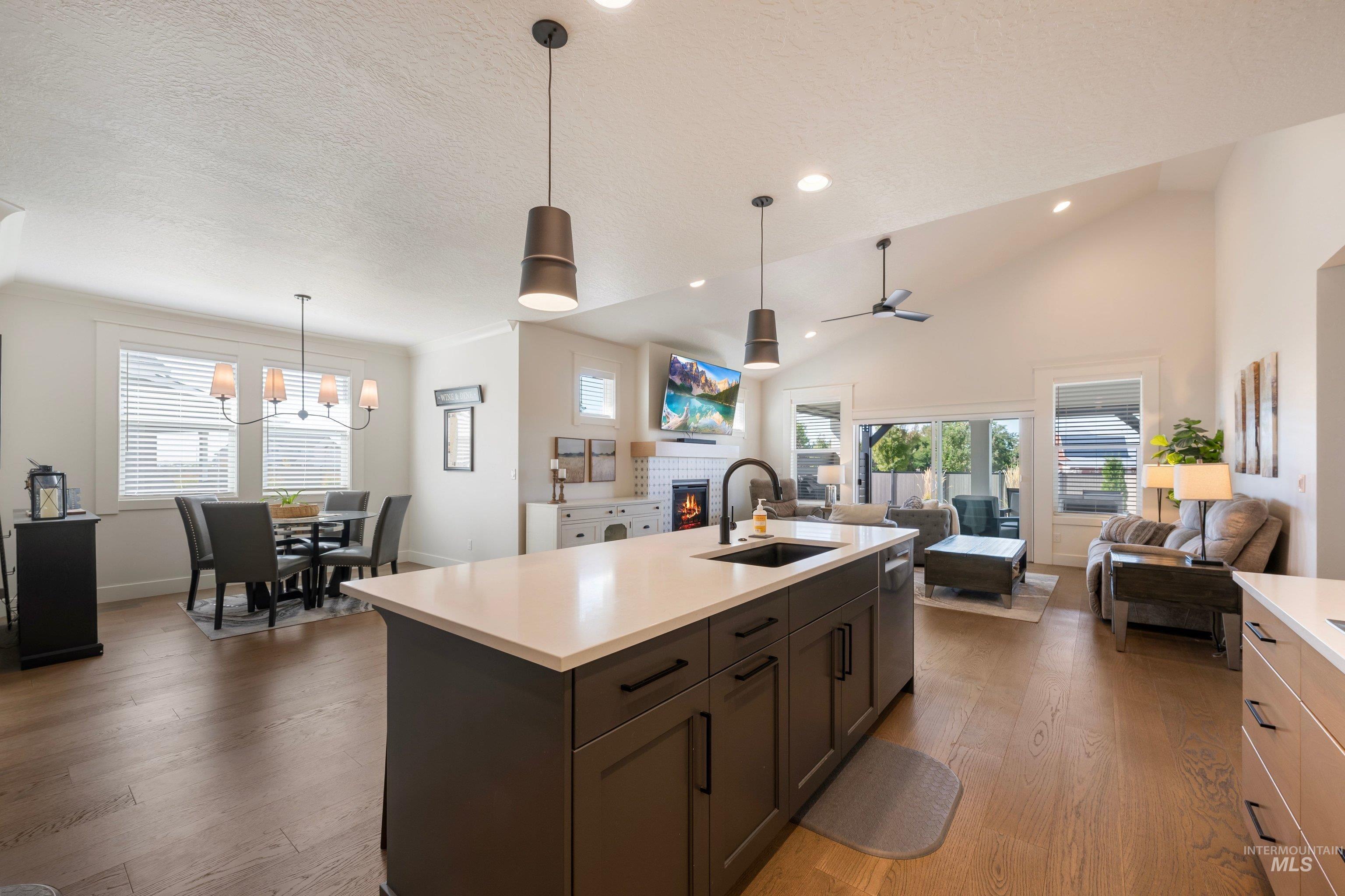 6874 W Los Flores Drive Property Photo 10