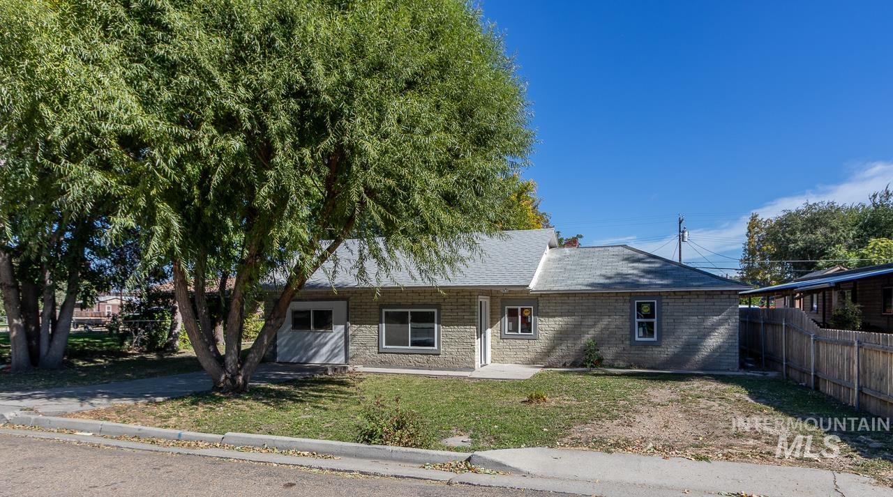609 E Freeport Property Photo 1