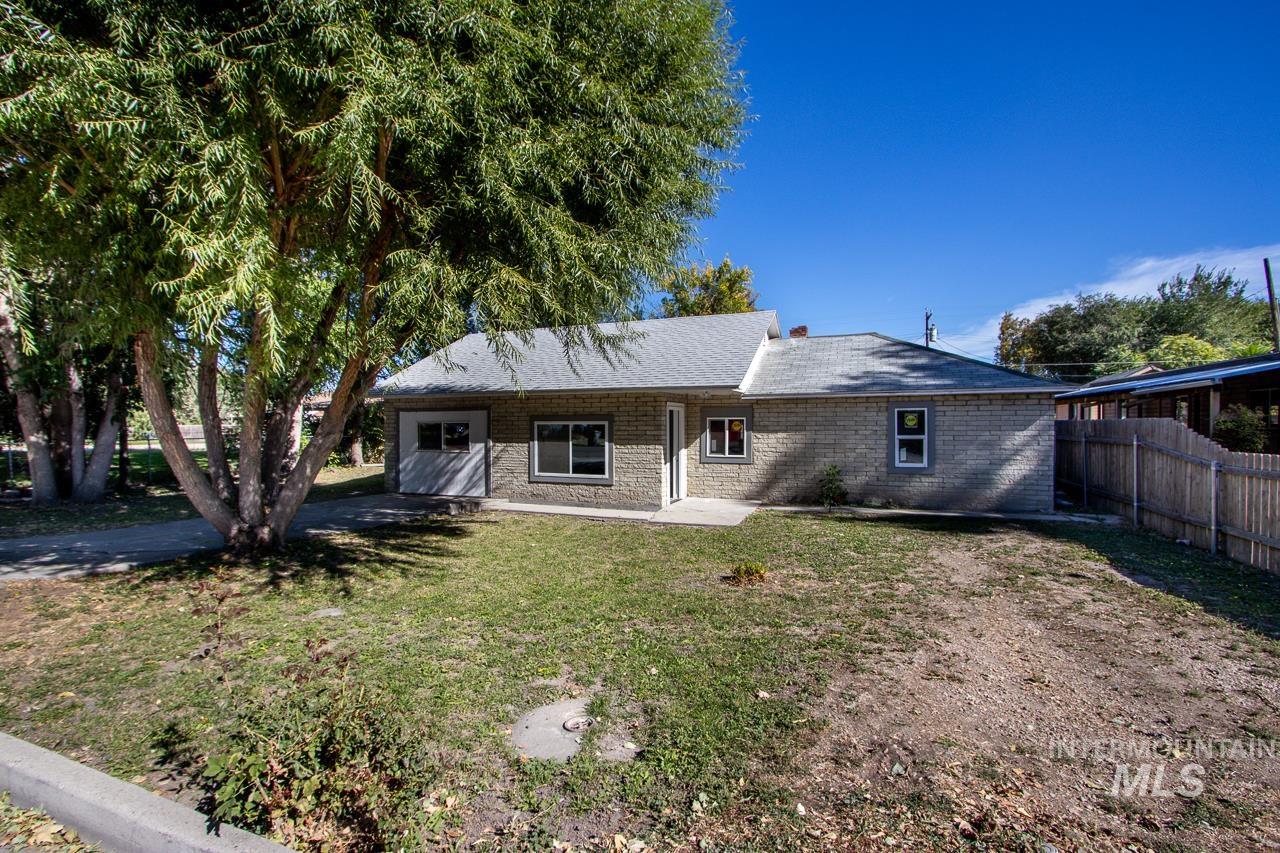 609 E Freeport Property Photo 3